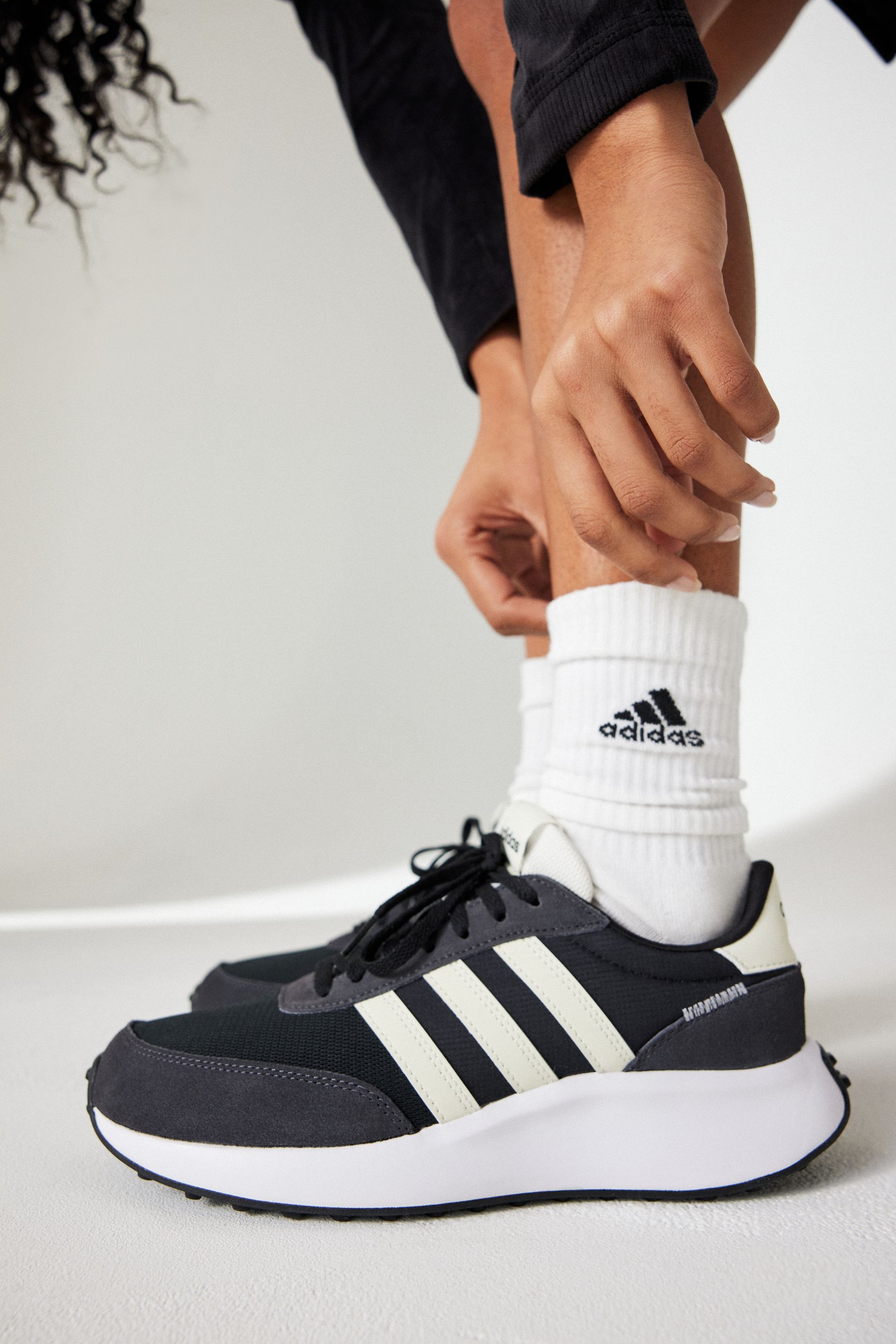 Kaufe Sie Schwarz adidas Run 70s Turnschuhe bei Next Deutschland
