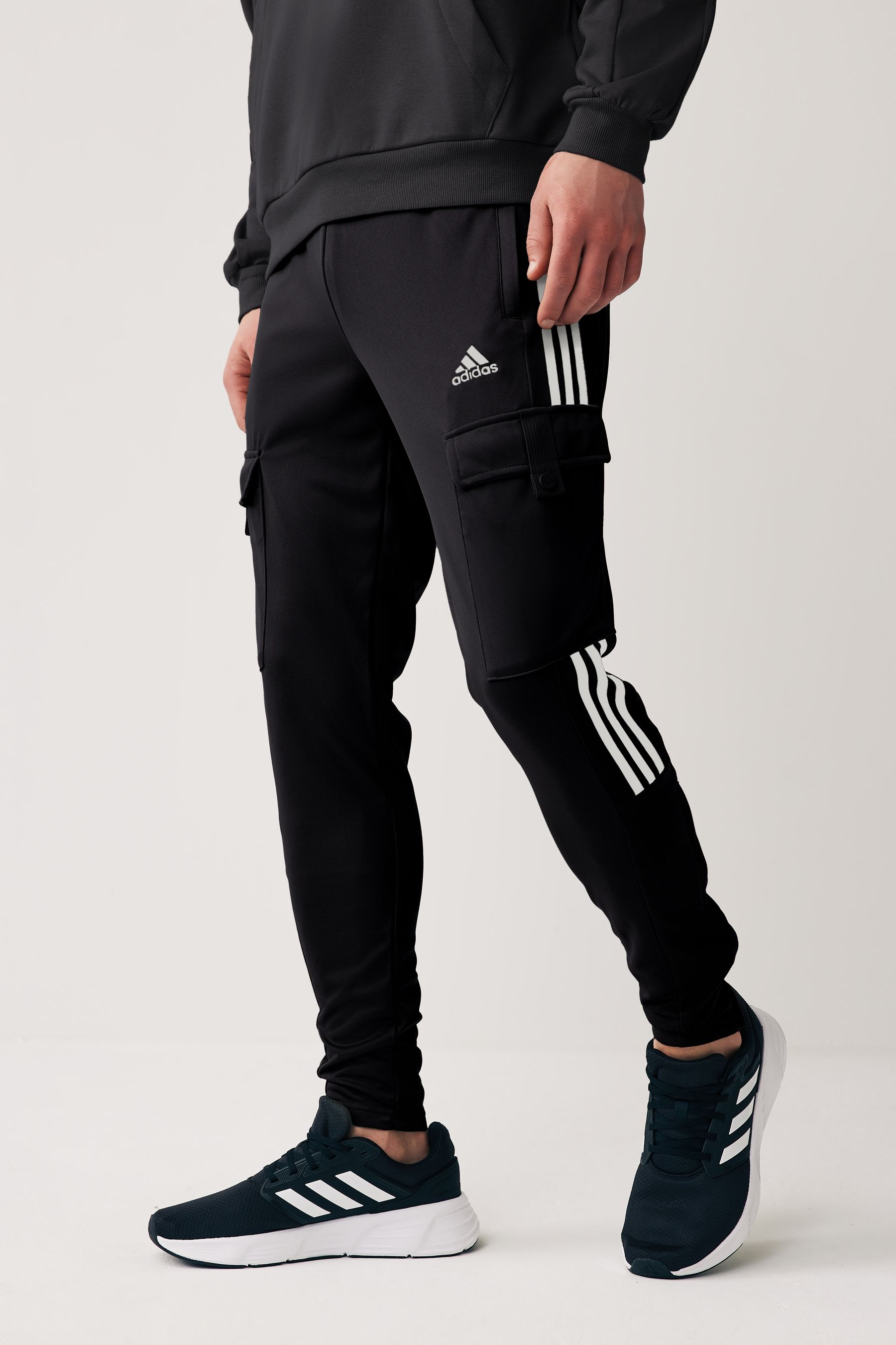 Comprar Pantalones de chandal estilo cargo deportivos Tiro de adidas from Next Spain