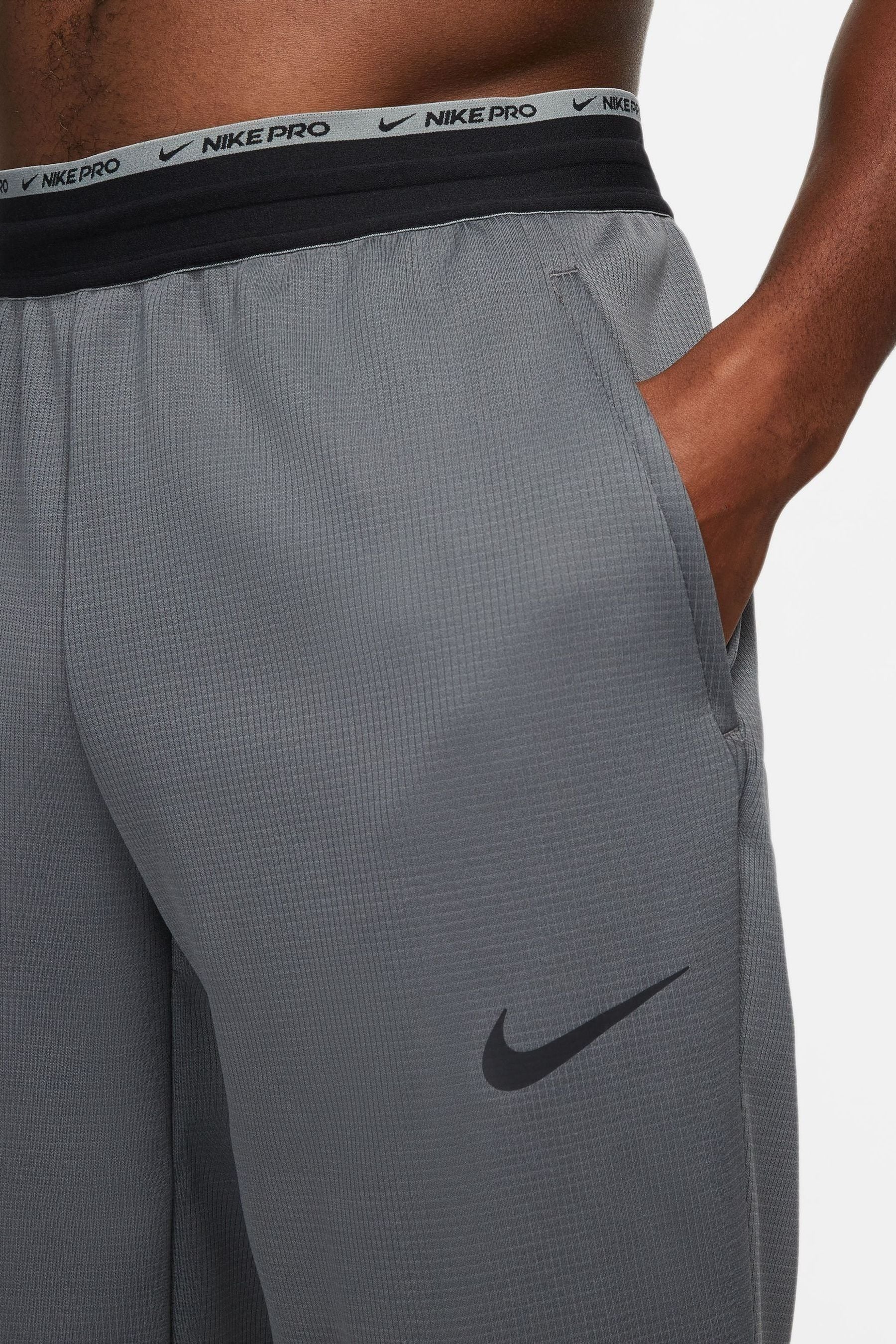 Nike therma sphere joggers top