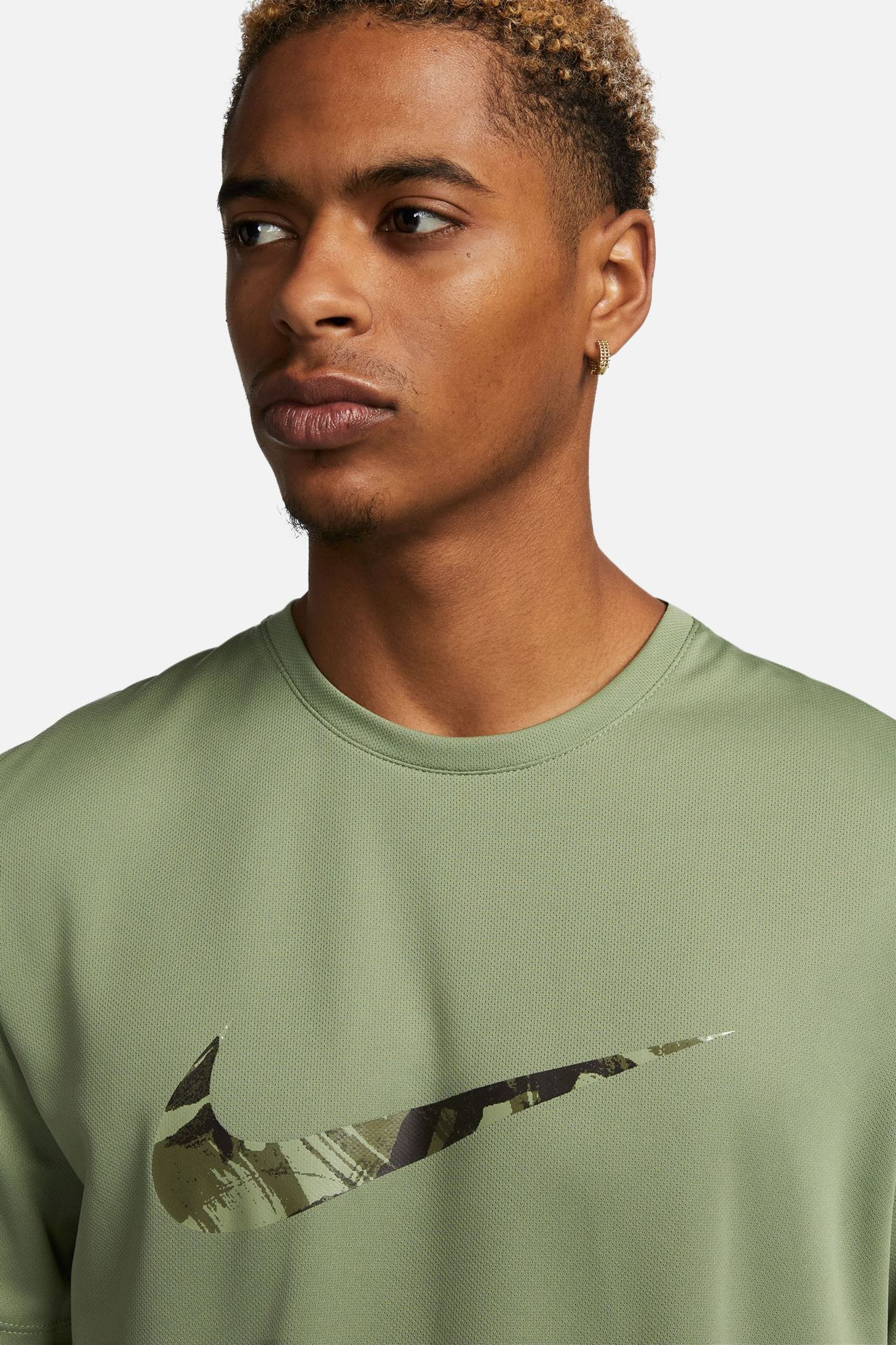 Nike camo swoosh t shirt new arrivals