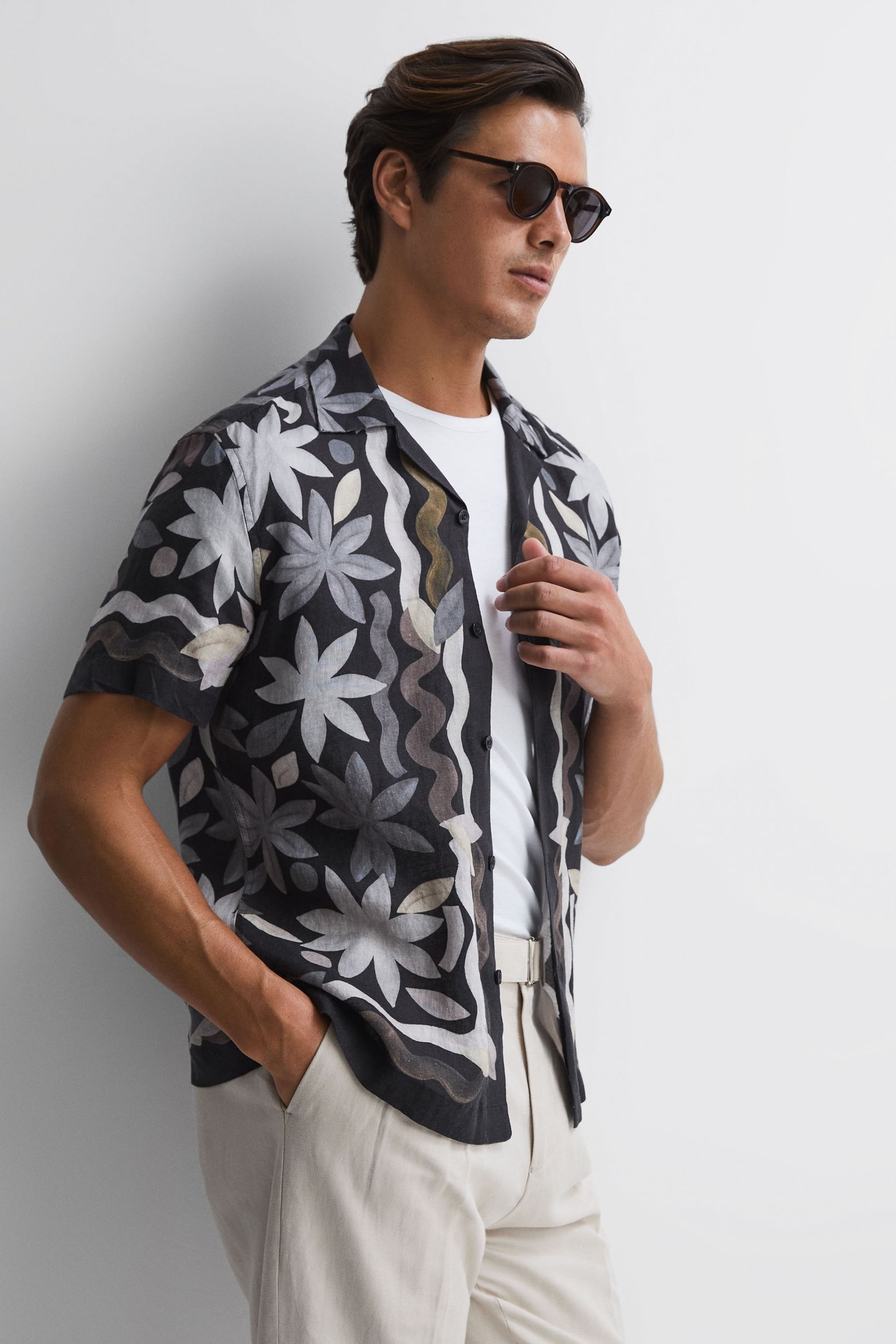 Reiss Black Multi Delphi Linen Floral Cuban Collar Shirt - Image 4 of 5