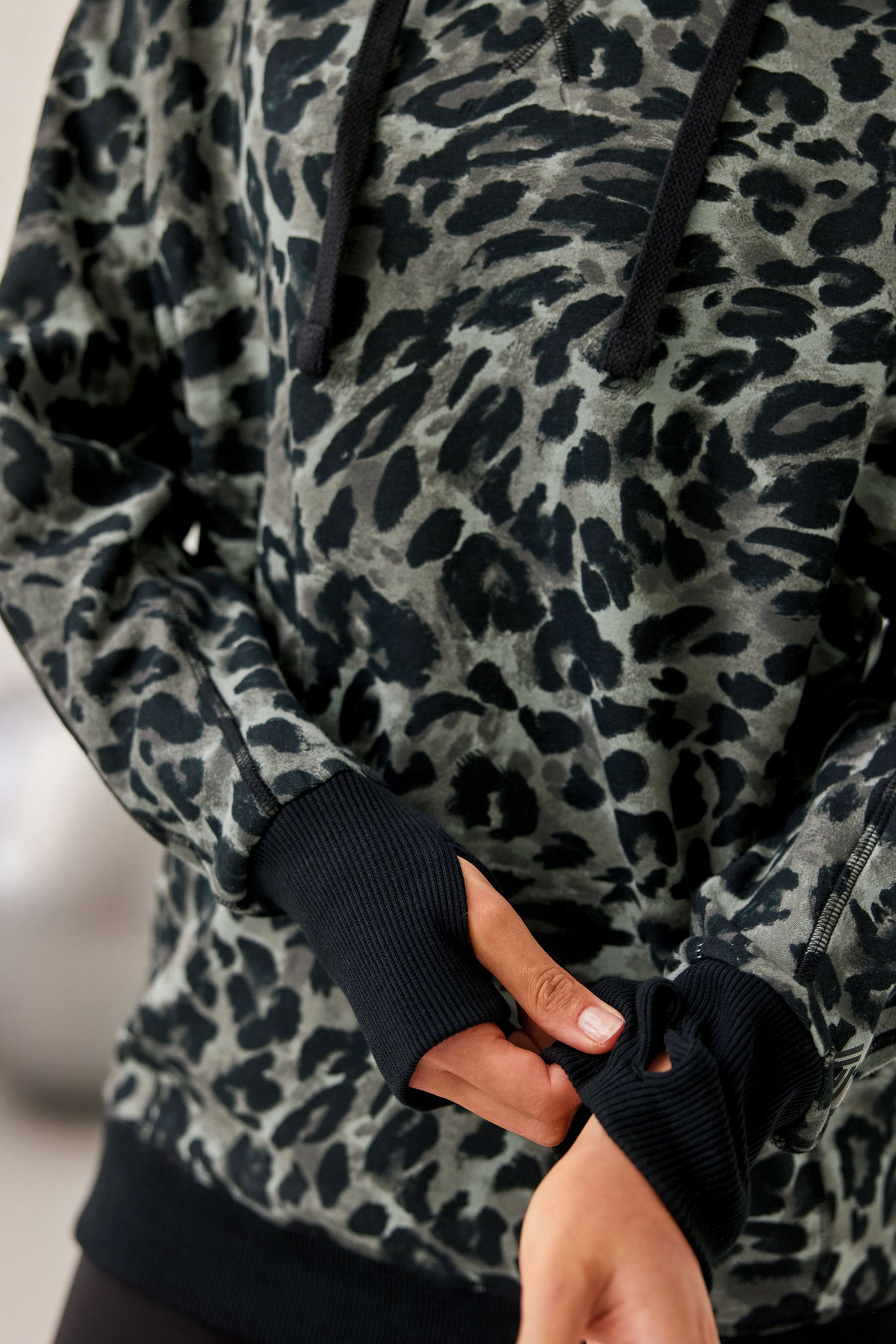 Giraffe print hoodie 2025