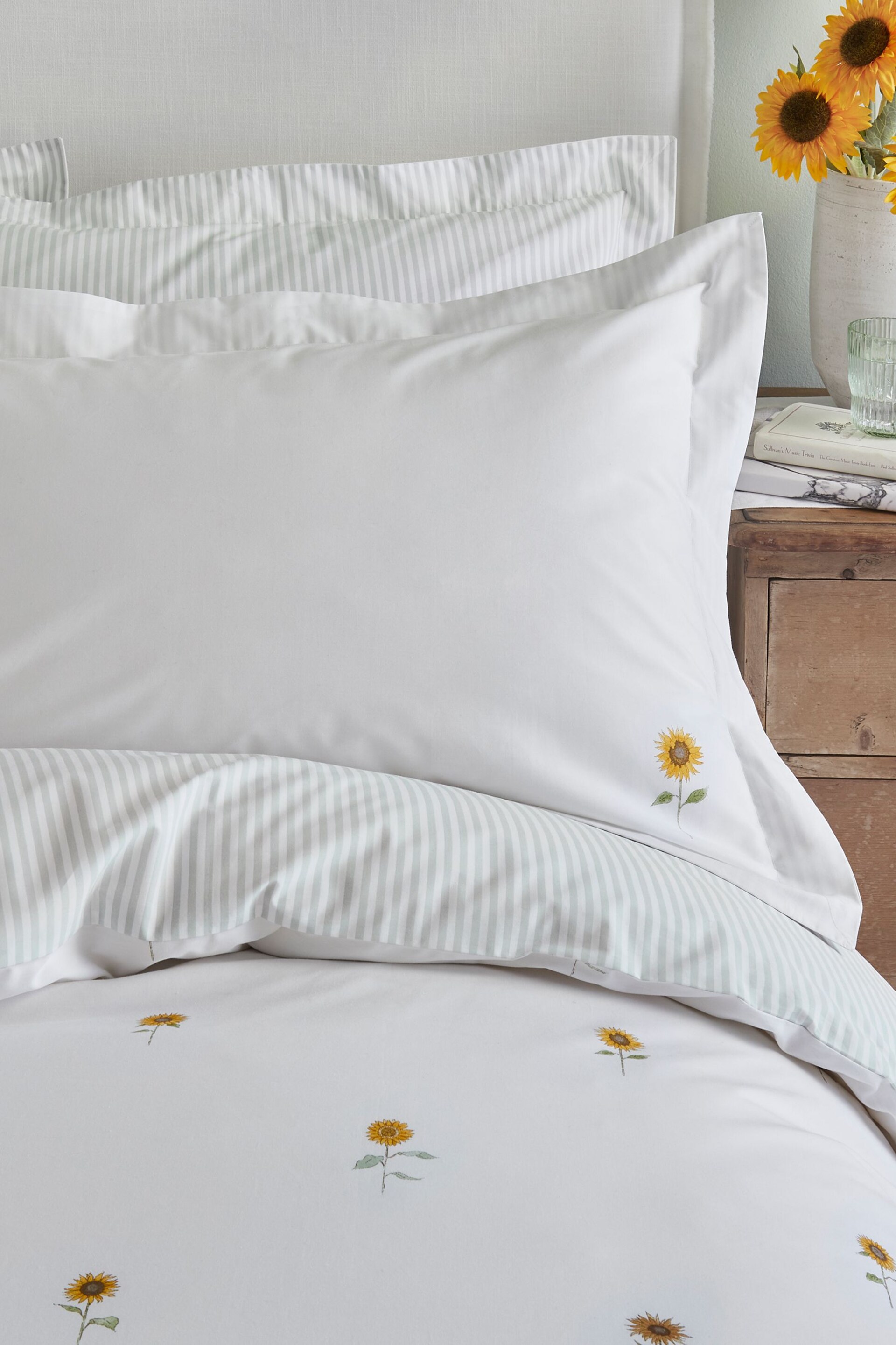 Sophie Allport Set of 2 White Sunflowers Pillowcases - Image 1 of 3