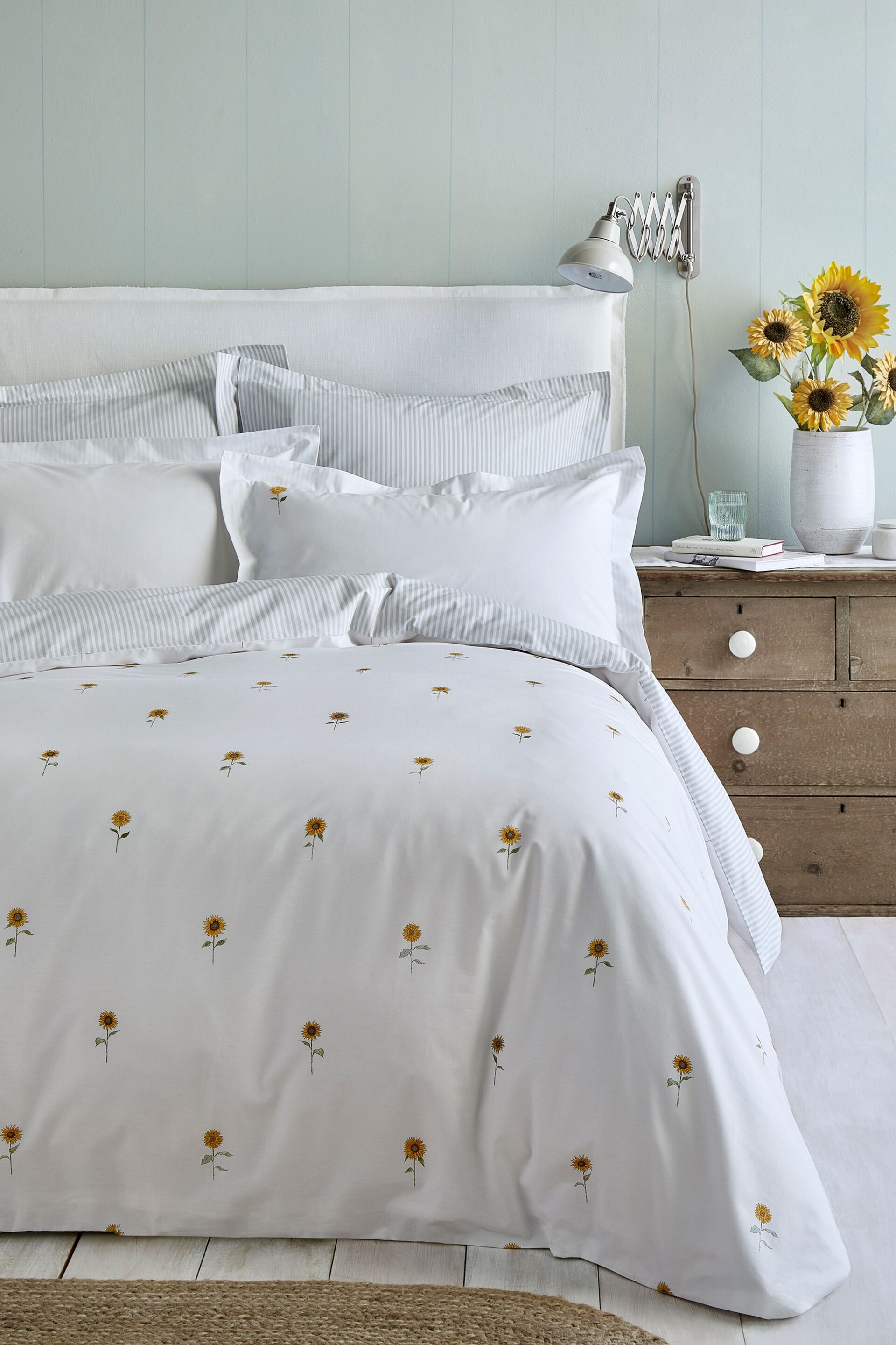 Sophie Allport White Sunflowers Duvet Cover and Pillowcase Set - Image 1 of 6