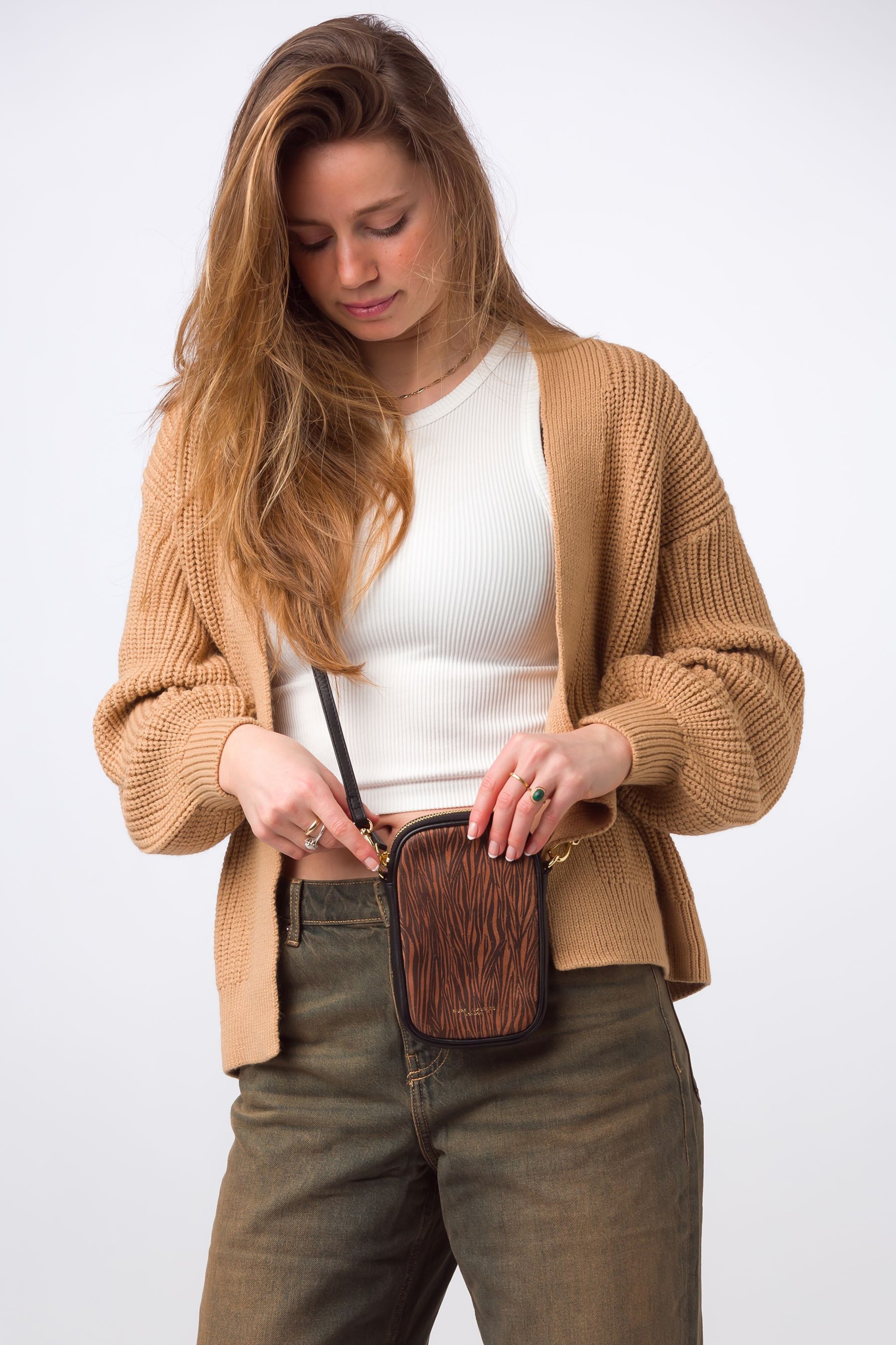 Pure Luxuries London Alaina Nappa Leather Cross-Body Phone Bag - Image 2 of 8
