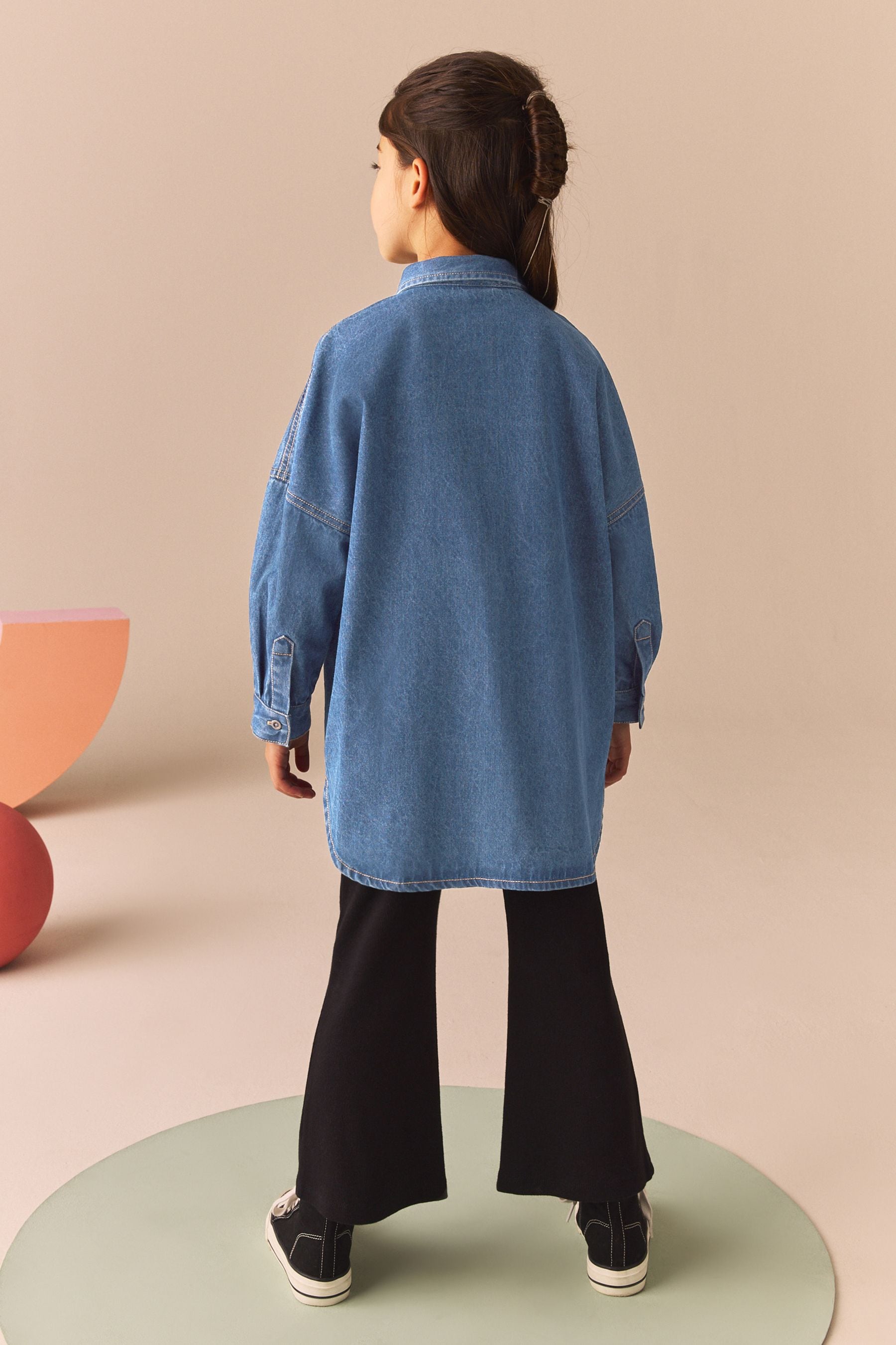 Blue jean shirt with black leggings best sale