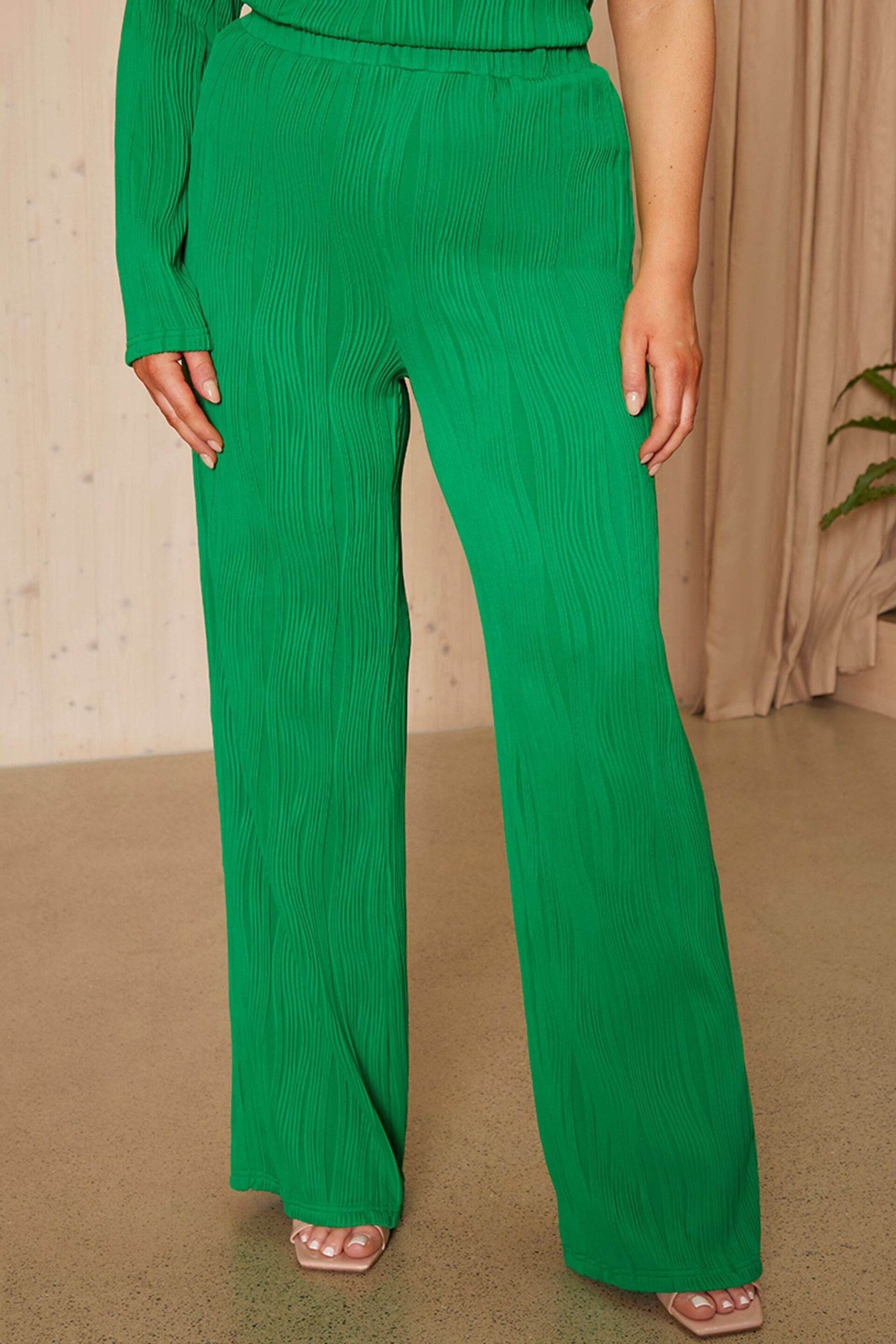 Chi Chi London Green Elasticated Waist Swirl Plisse Trousers - Image 2 of 4