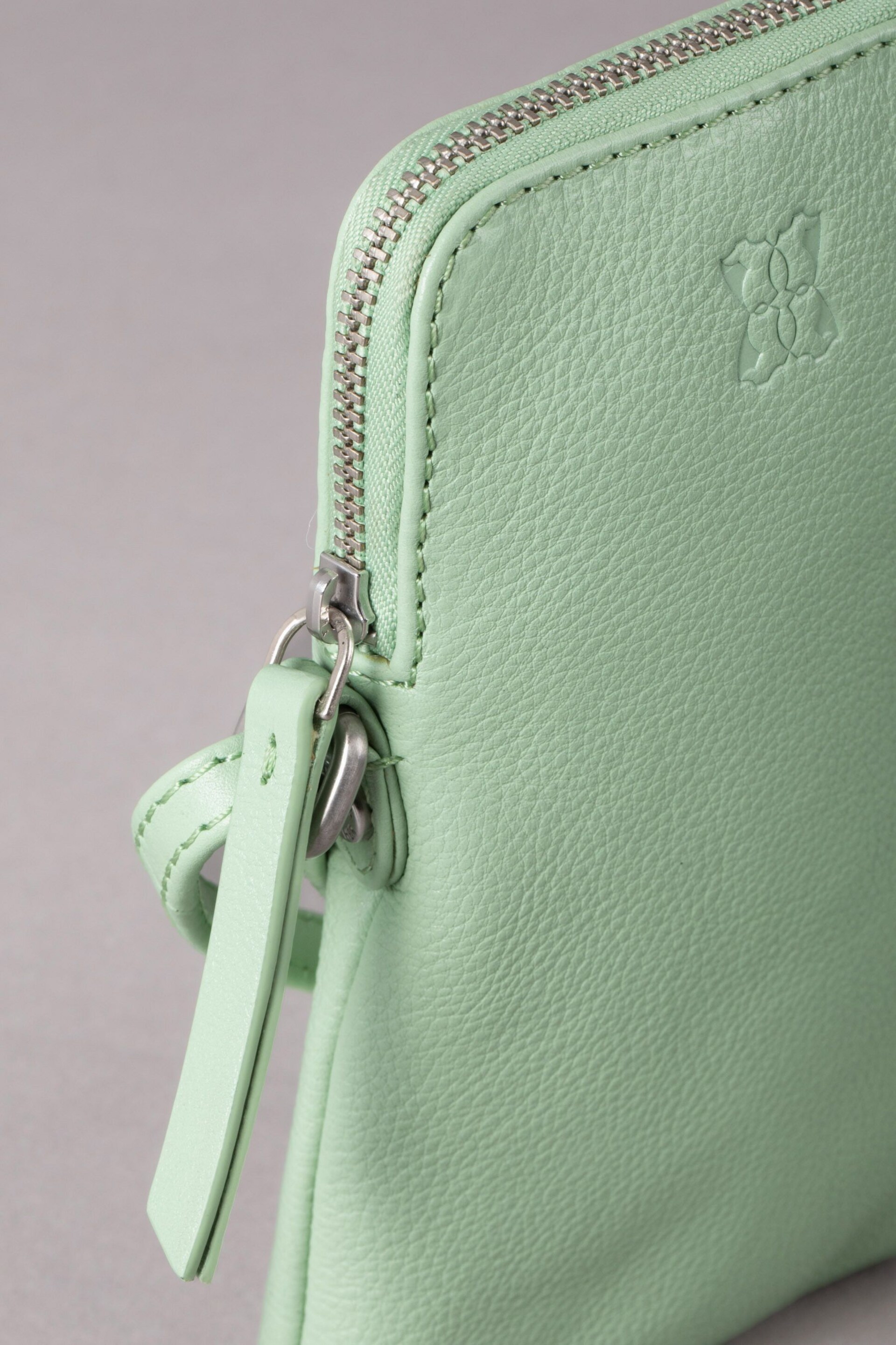 Lakeland Leather Green Coniston Leather Cross-Body Phone Pouch - Image 4 of 6