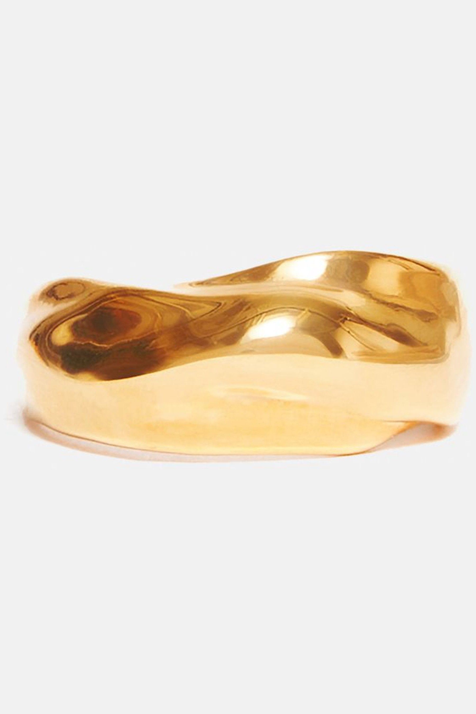 Twisted metal ring outlet