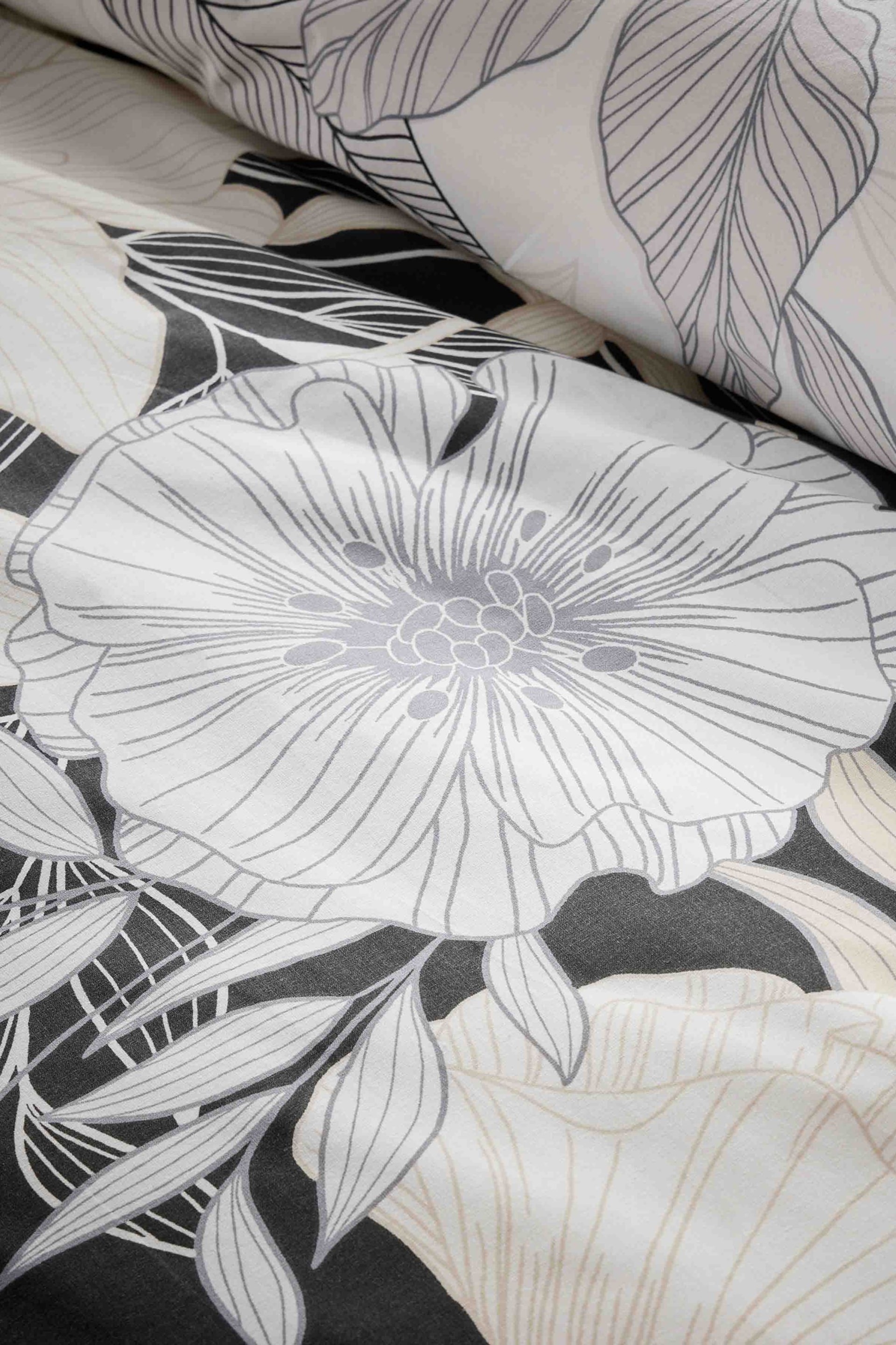Vantona Black/Natural Linear Bouquet Duvet Cover Set - Image 3 of 4