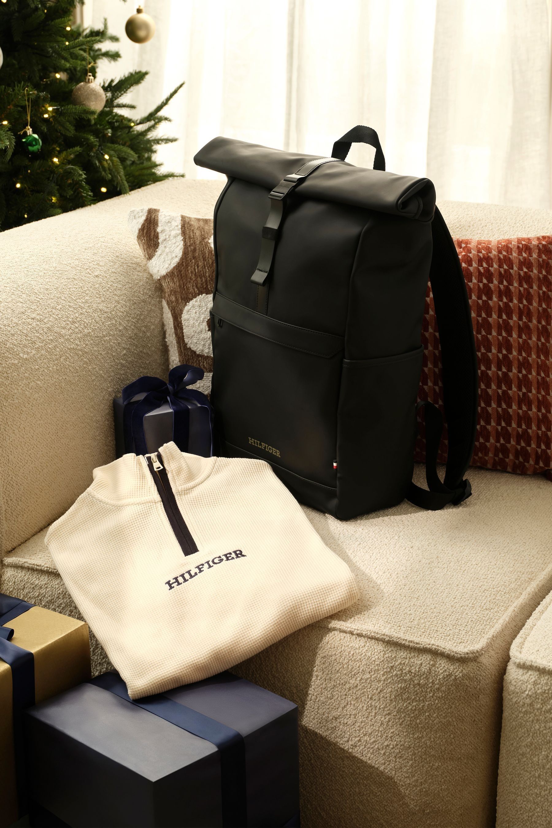 Black tommy backpack 2025