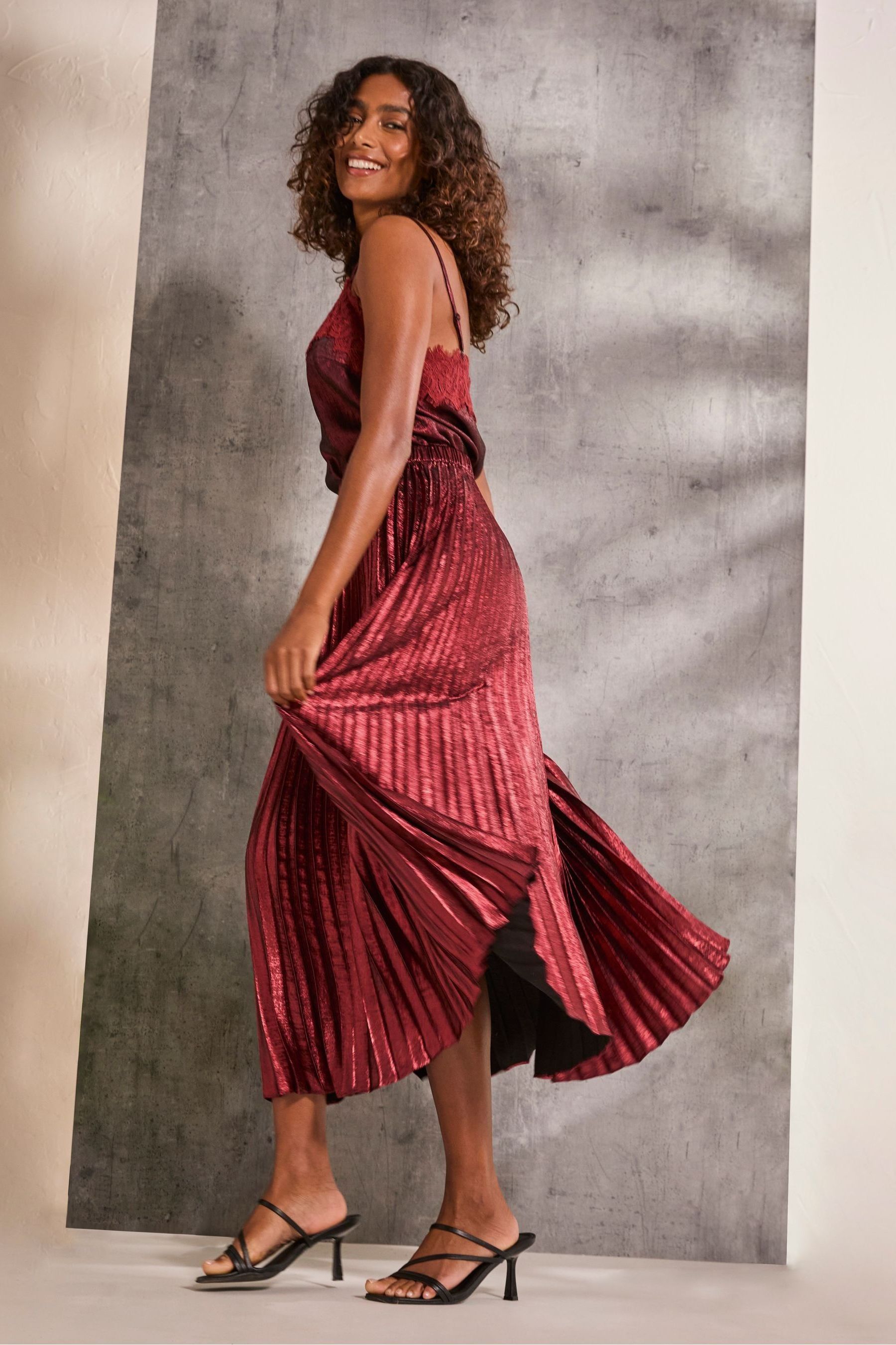 Dark red pleated skirt shop