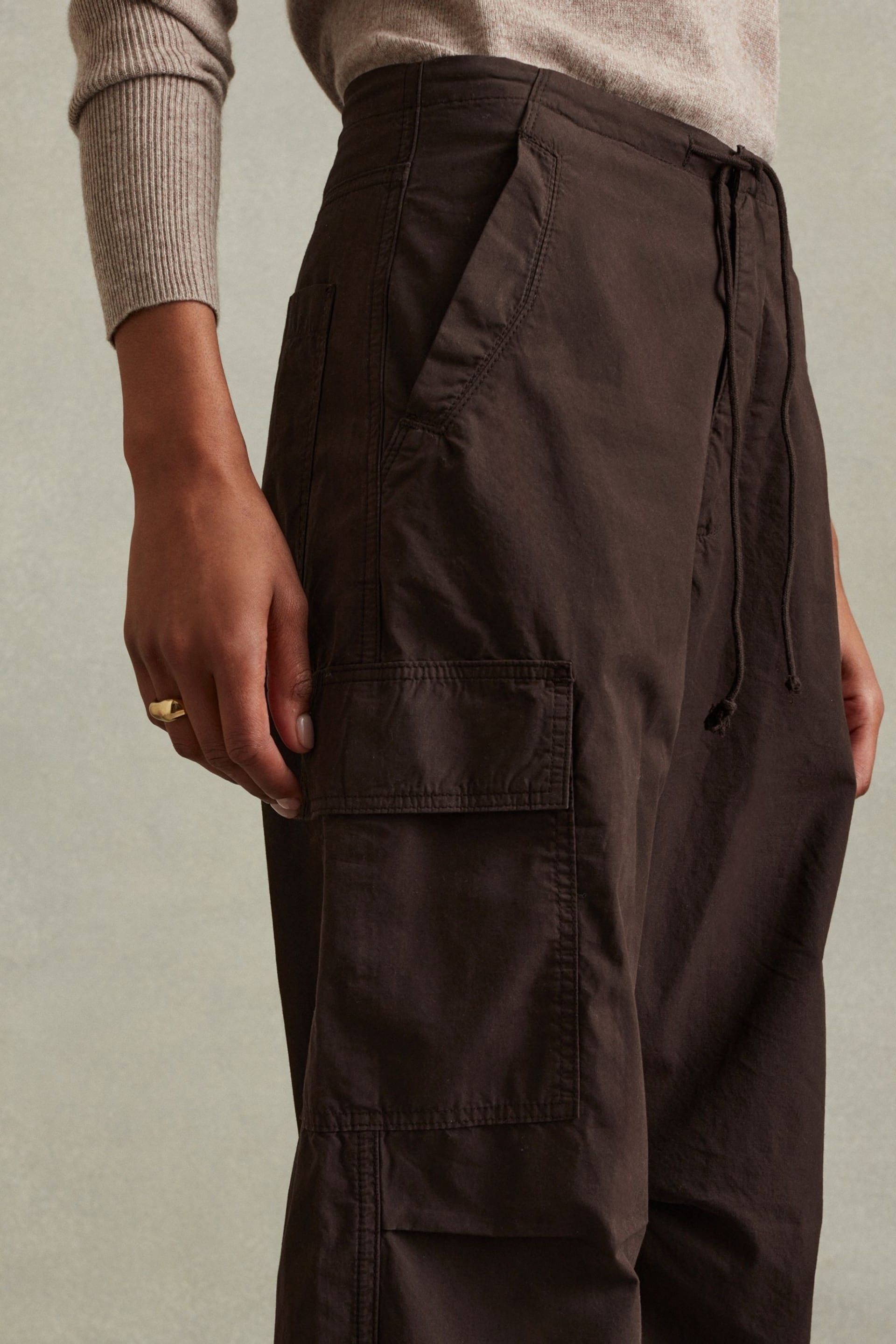 Reiss Chocolate Alessio Tapered Drawstring Cotton Combat Trousers - Image 3 of 6