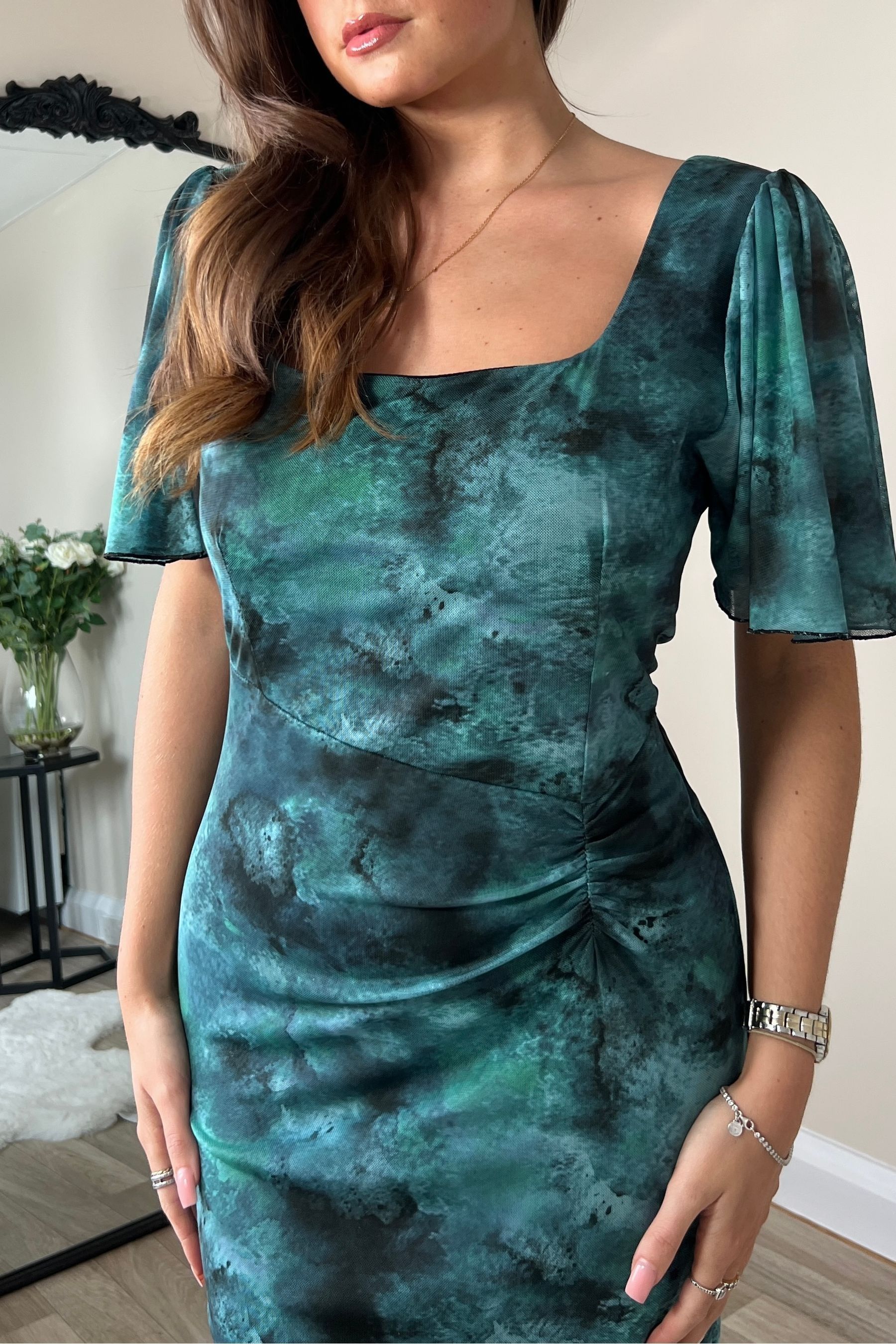 Girl in mind green dress online