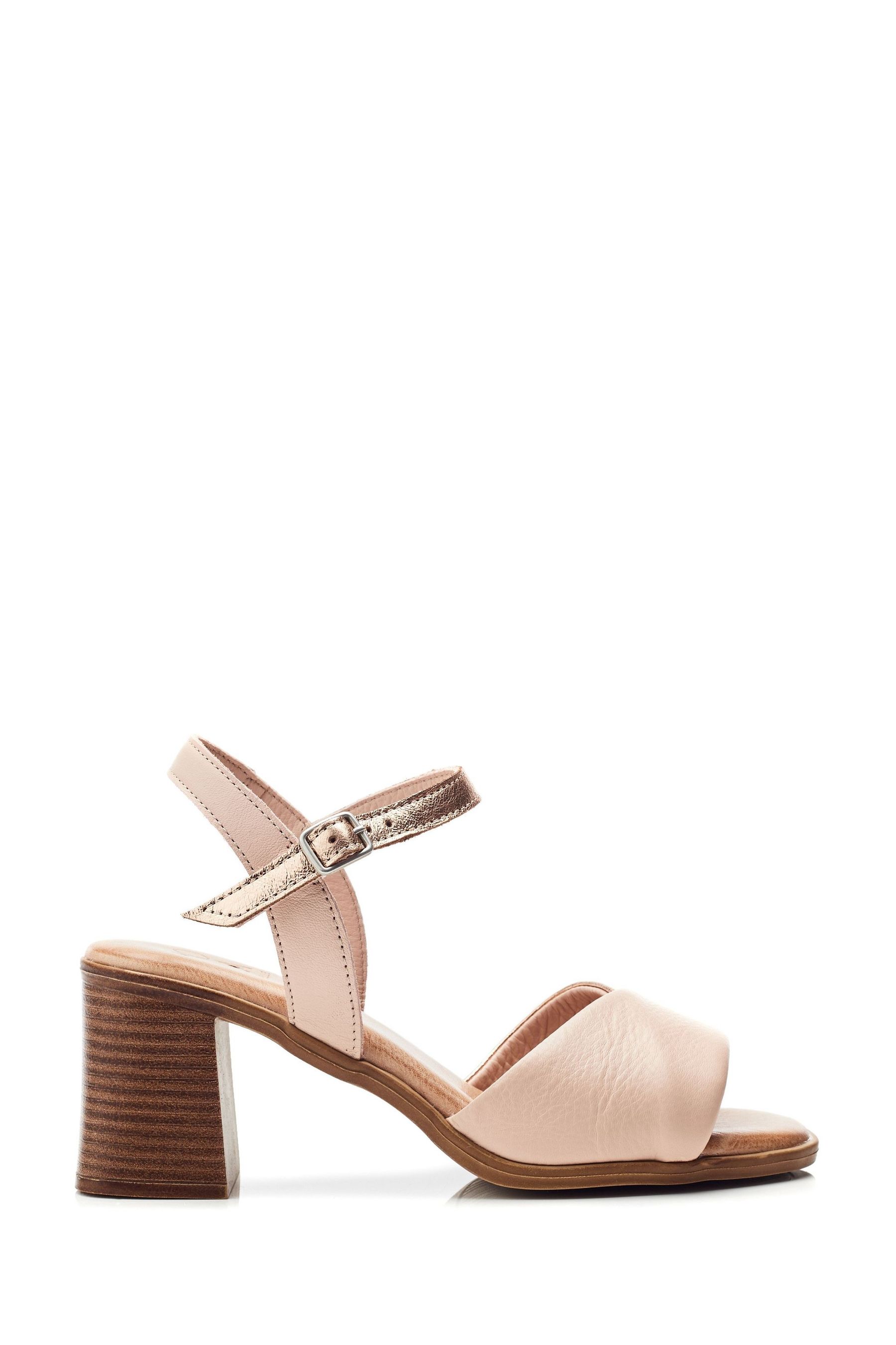 Moda and pelle sandals 2025