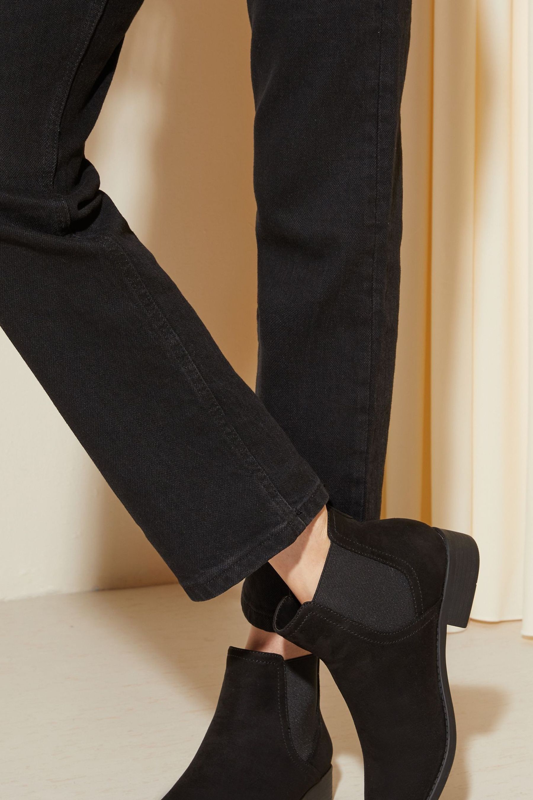 Women's suede flat chelsea boots top