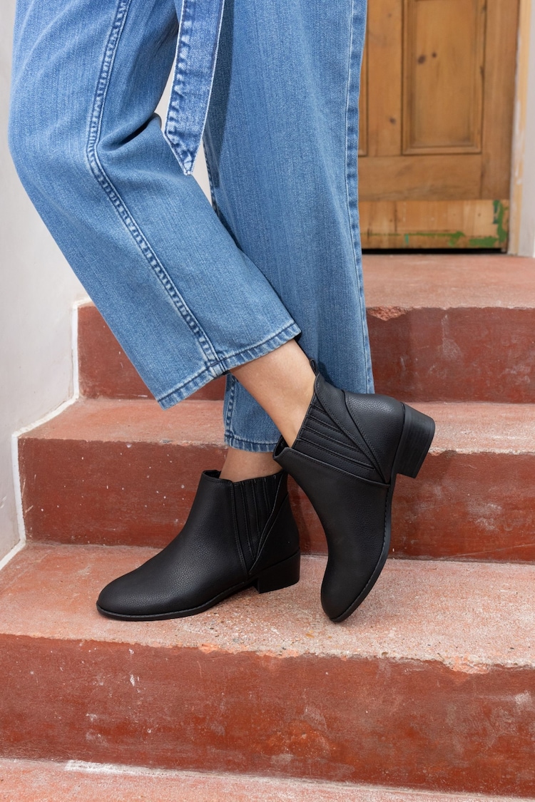 Novo Black Regular Fit Dillion Low Ankle Chelsea Boots - Image 1 of 6