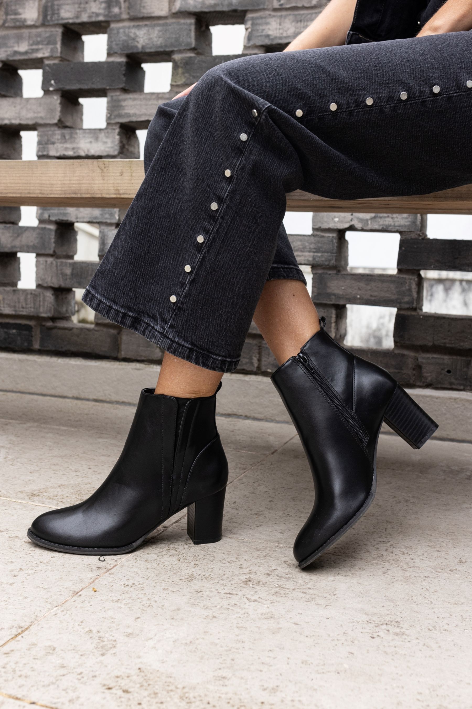 Novo black boots outlet