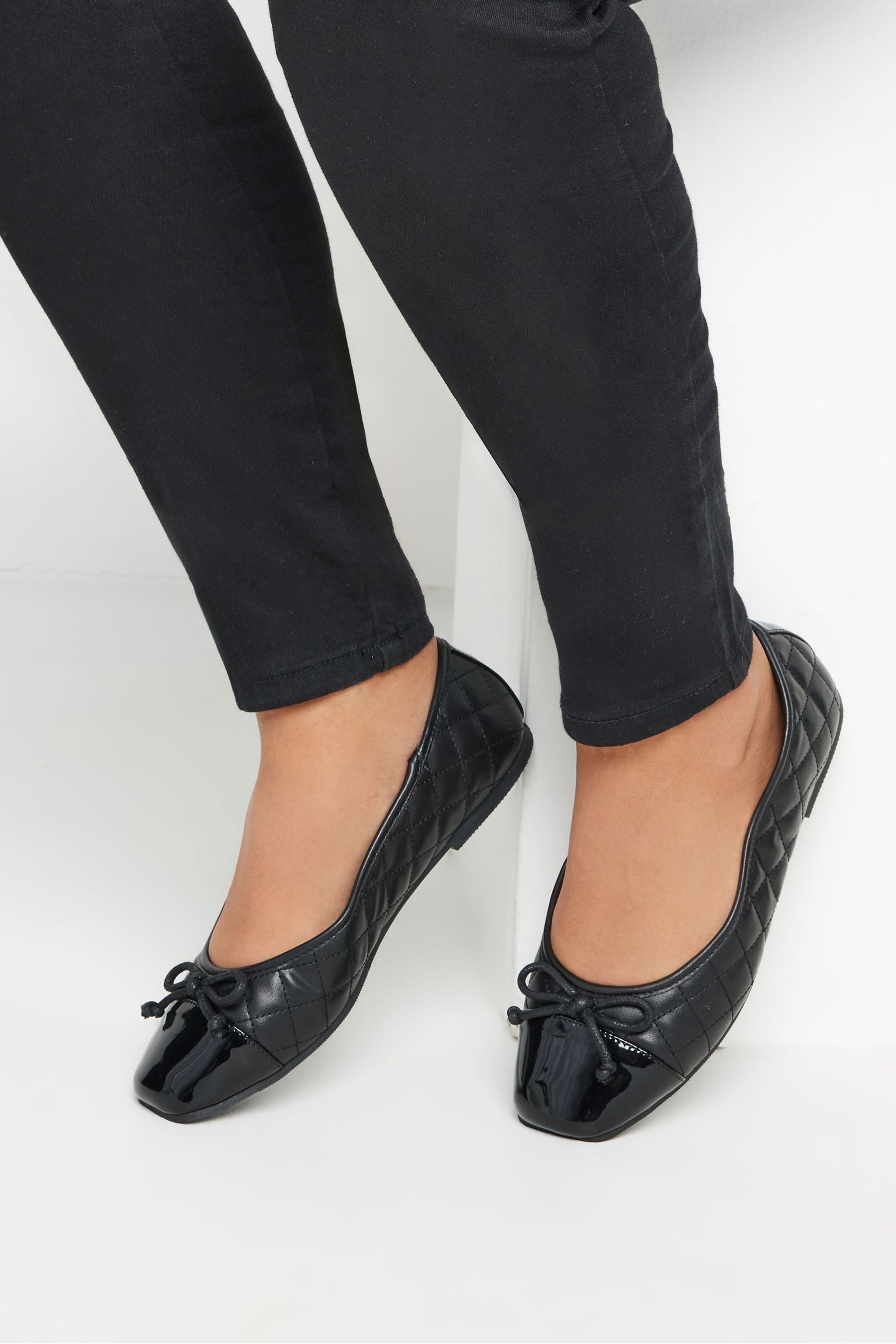 Acheter Yours Curve Extra Wide Fit Quilted Toe Cap Ballet Pumps from Next Luxembourg