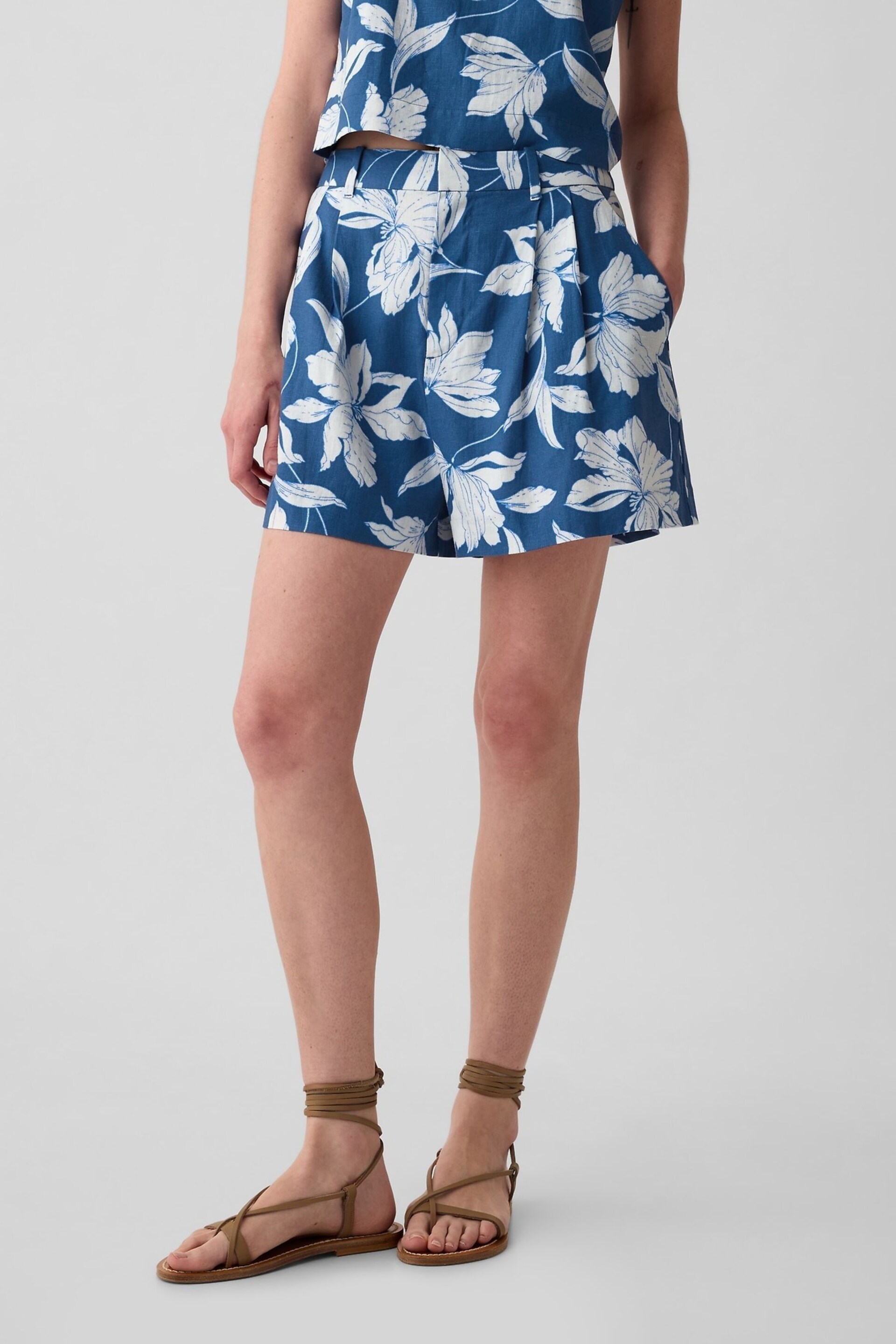 Gap Blue Floral 4" Linen Cotton Everyday Shorts - Image 2 of 5