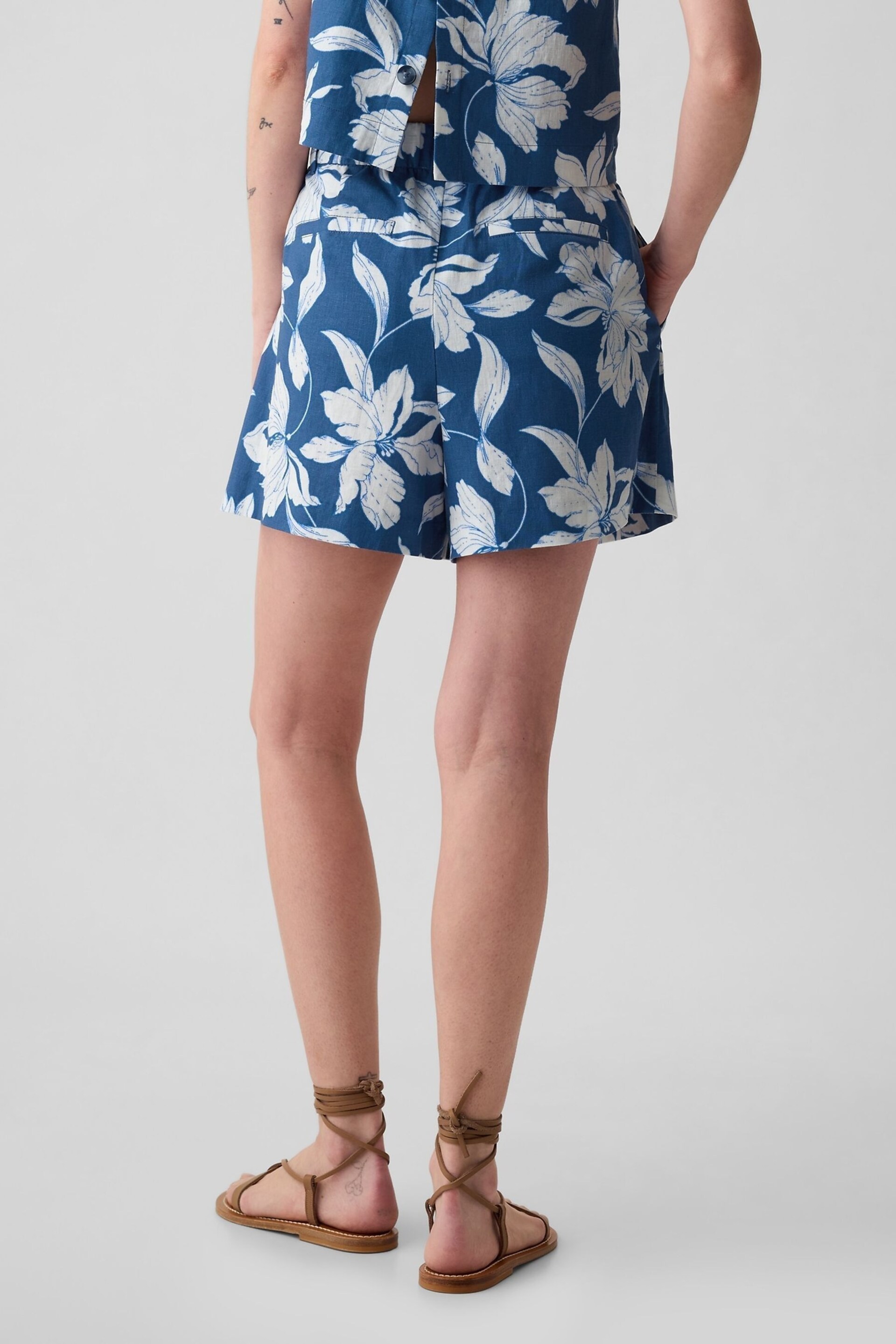 Gap Blue Floral 4" Linen Cotton Everyday Shorts - Image 3 of 5