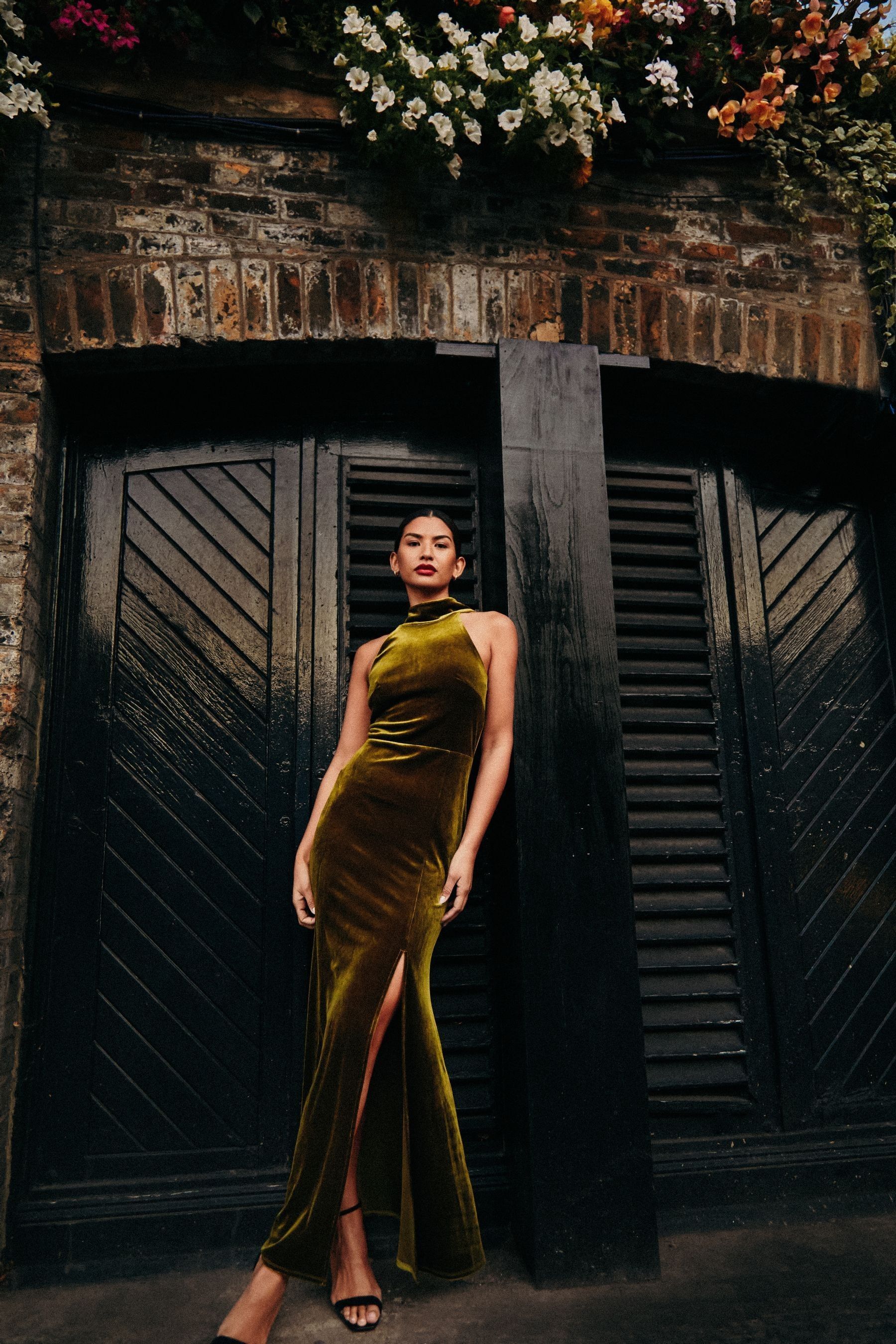 Kaufe Sie Little Mistress Maxikleid aus Samt from Next Austria