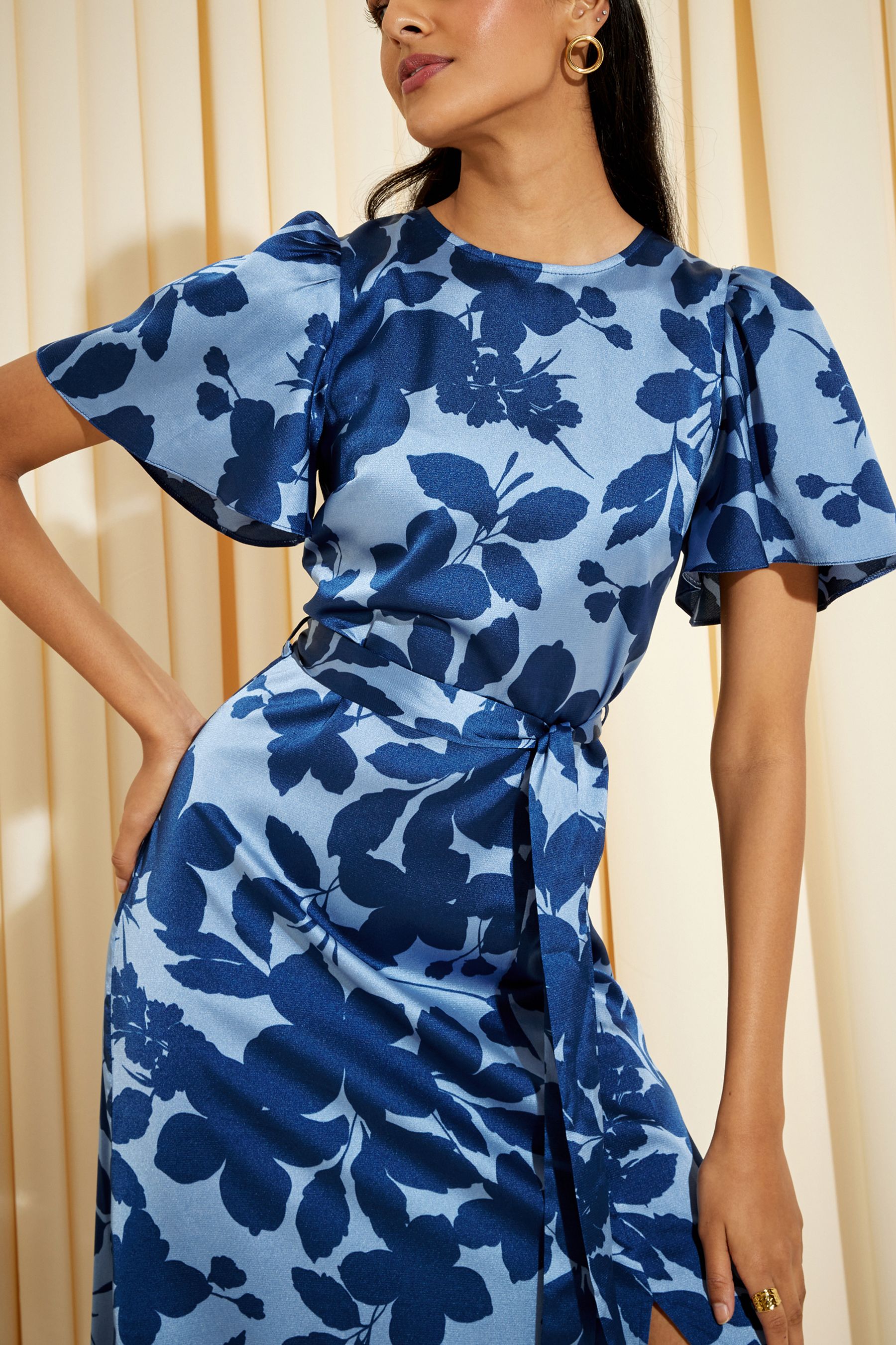 Buy Robe d ete mi longue imprimee en satin Friends Like These manches evasees from Next Luxembourg