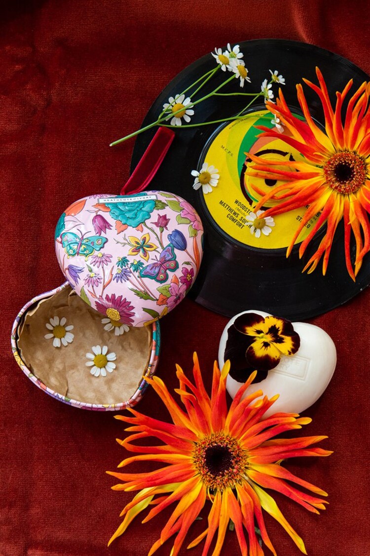 Heathcote & Ivory Love Revival Scented Soap in Heart Shaped Tin - Image 4 of 4