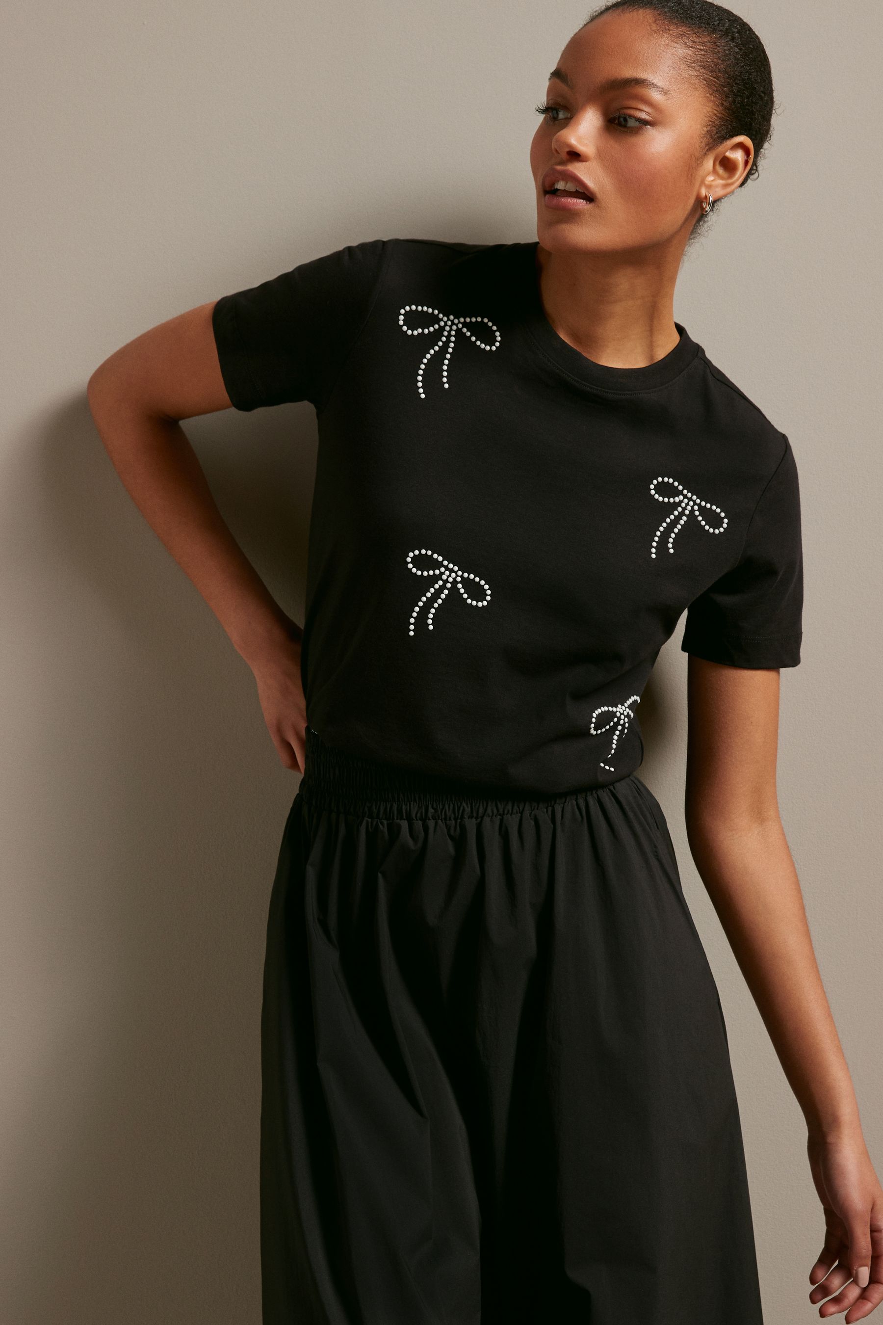 Black 100 Cotton Pearl Bows Embellished Short Sleeve T Shirt