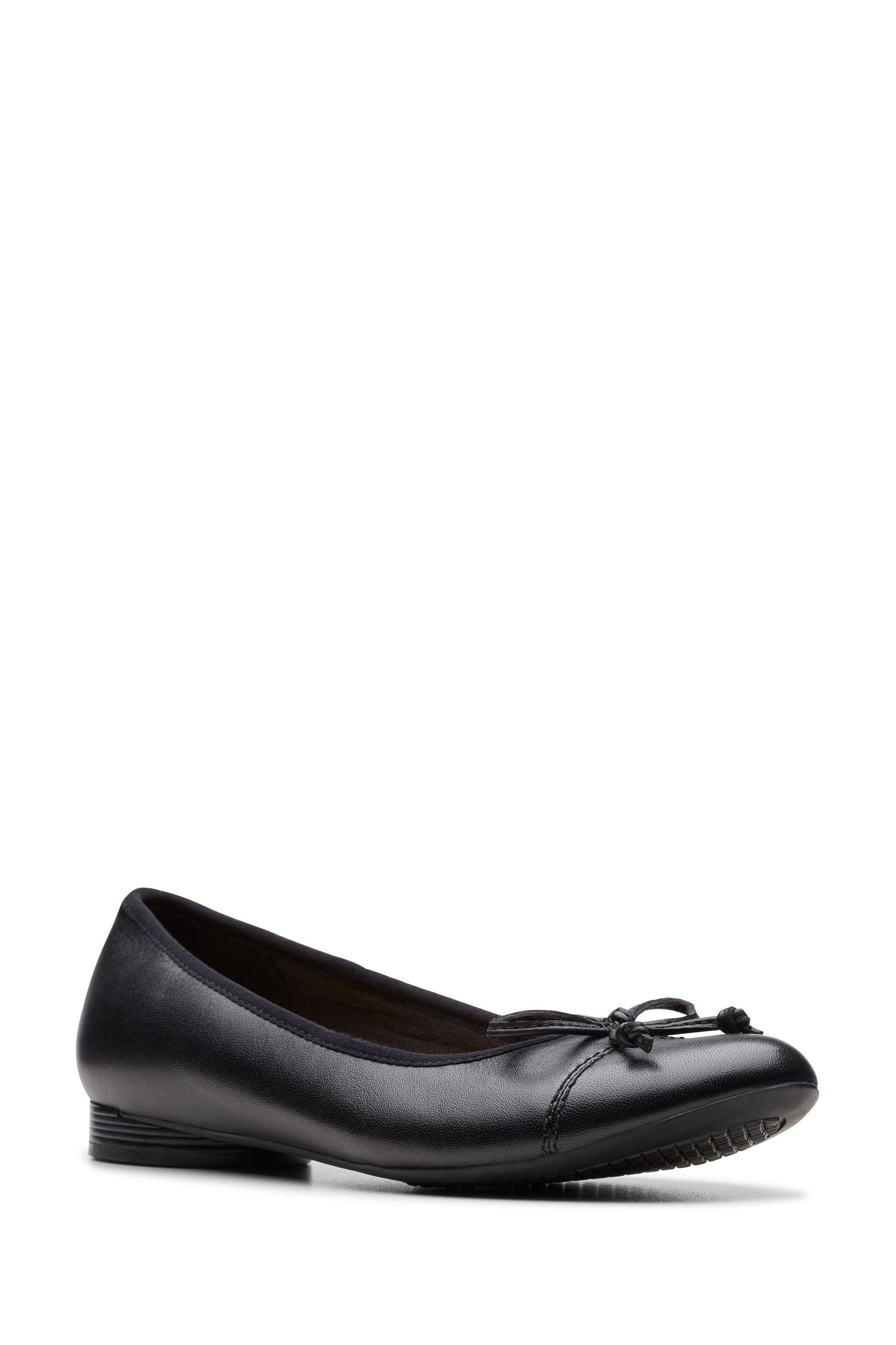 Clarks ladies flat shoes wide fit deals