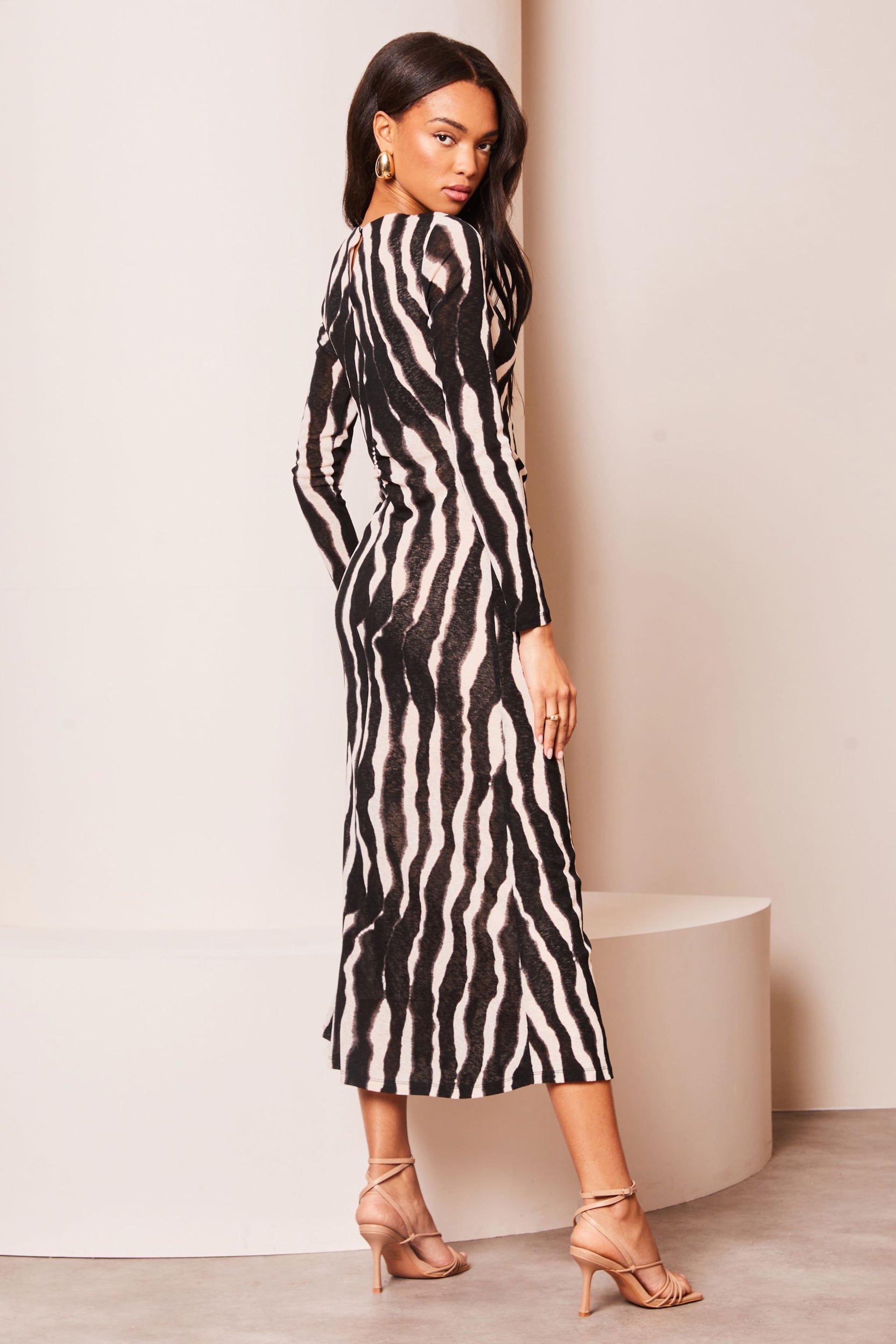 Lipsy Black/White Petite Printed Ruched Midaxi Dress - Image 2 of 4