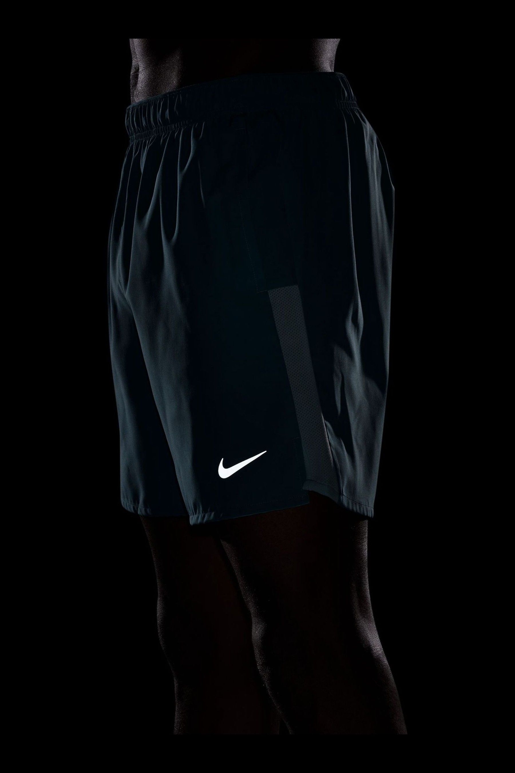 Nike challenger 7 inch running shorts - black top