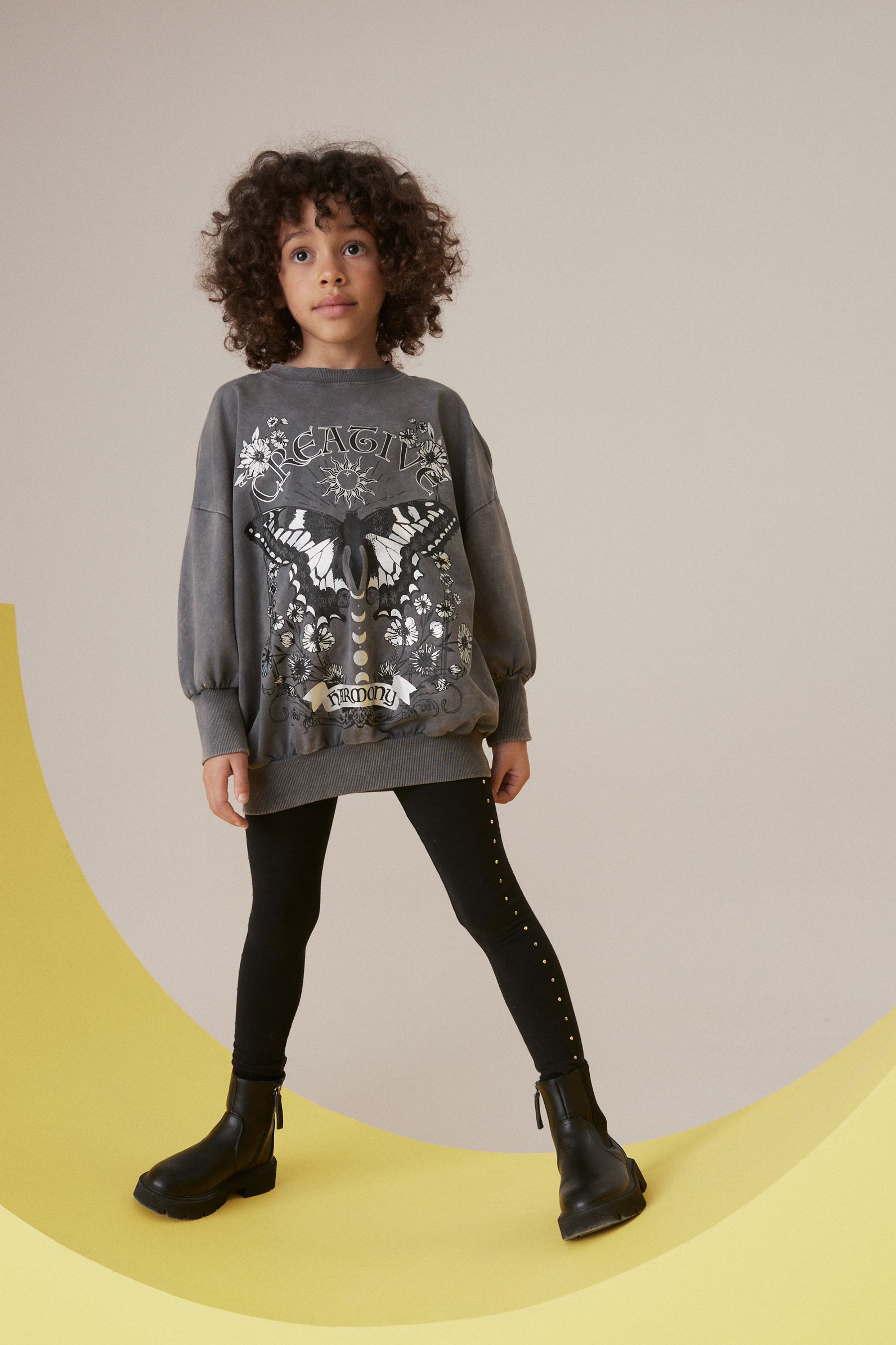 Kaufe Sie Anthrazitgrau Schmetterling Set aus Sweatshirt und Leggings 3 16Jahre bei Next Deutschland