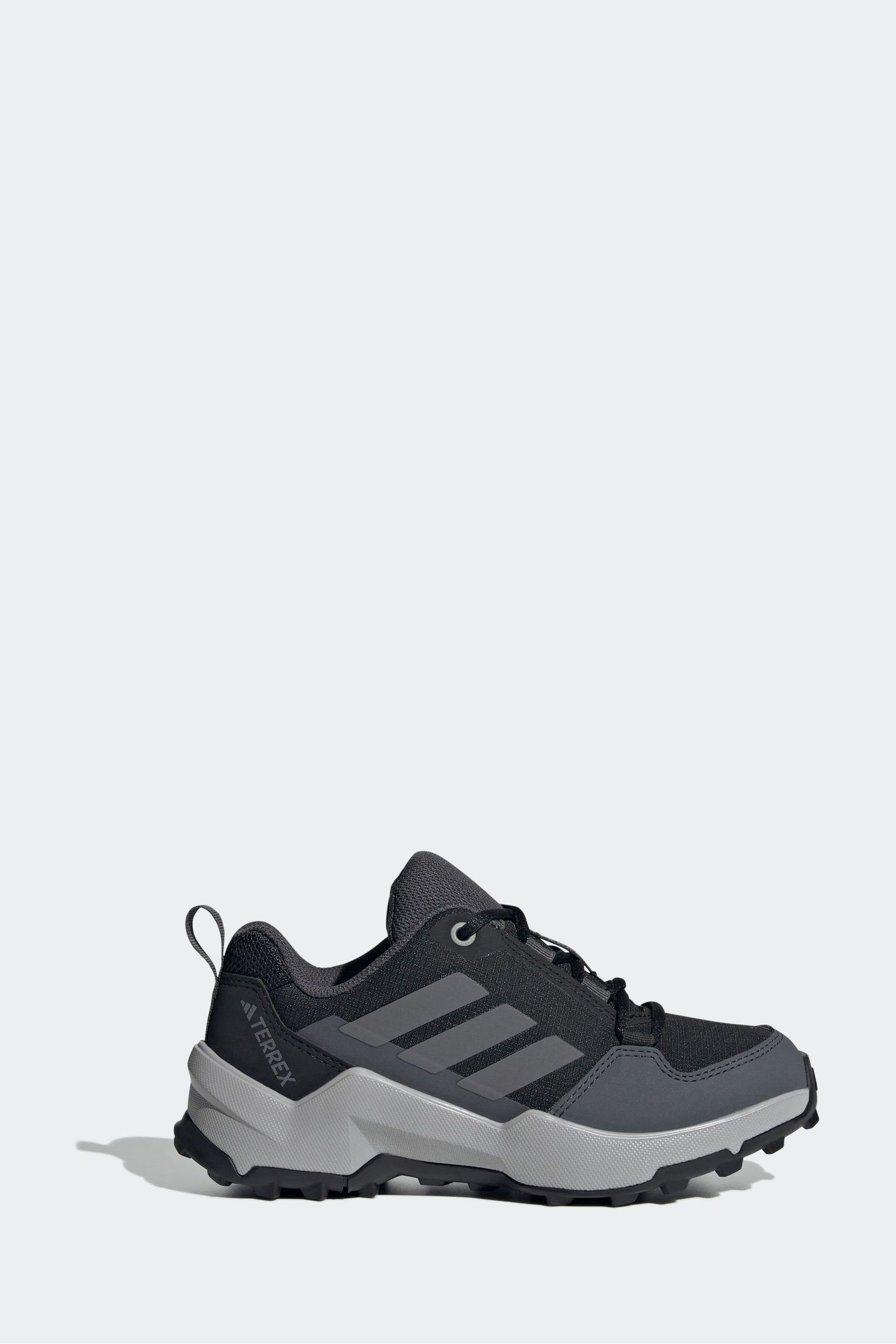 Adidas trainer total black 2025