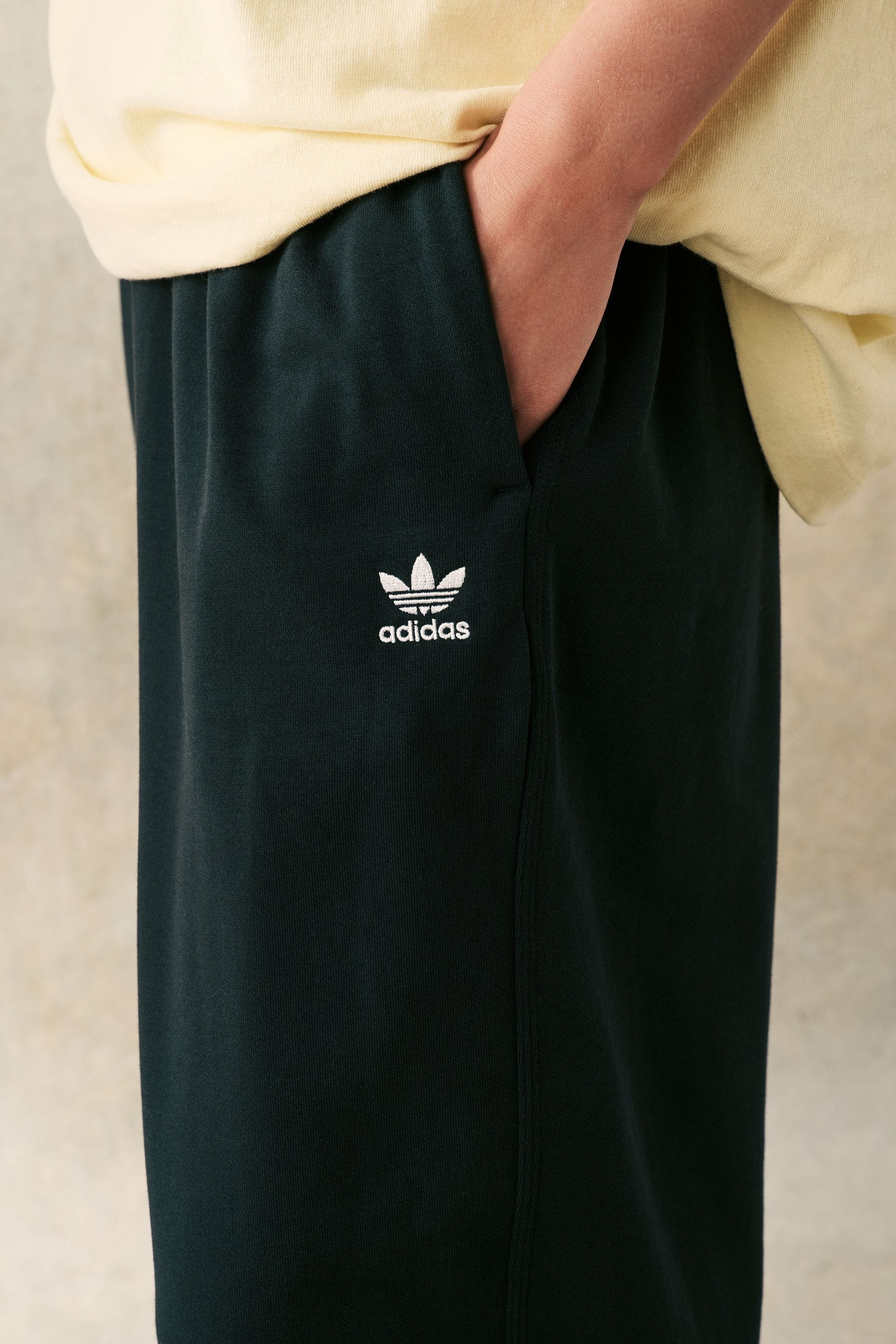 Kaufe Sie Schwarz adidas Originals Essential Jogginghose aus 100 Baumwolle in Boyfriend Fit bei Next Deutschland