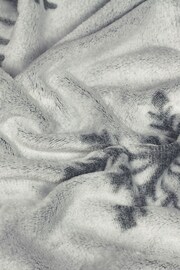 furn. Silver Snowflake Throw - Image 3 of 5