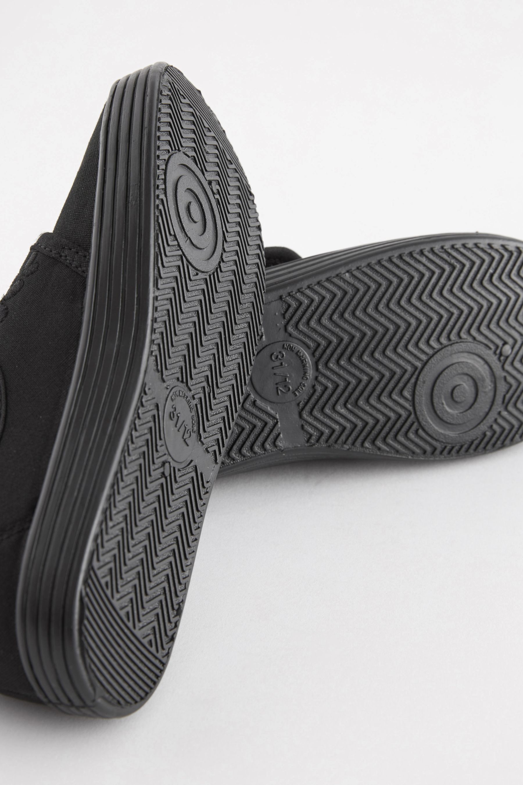 Wide fit plimsolls uk deals