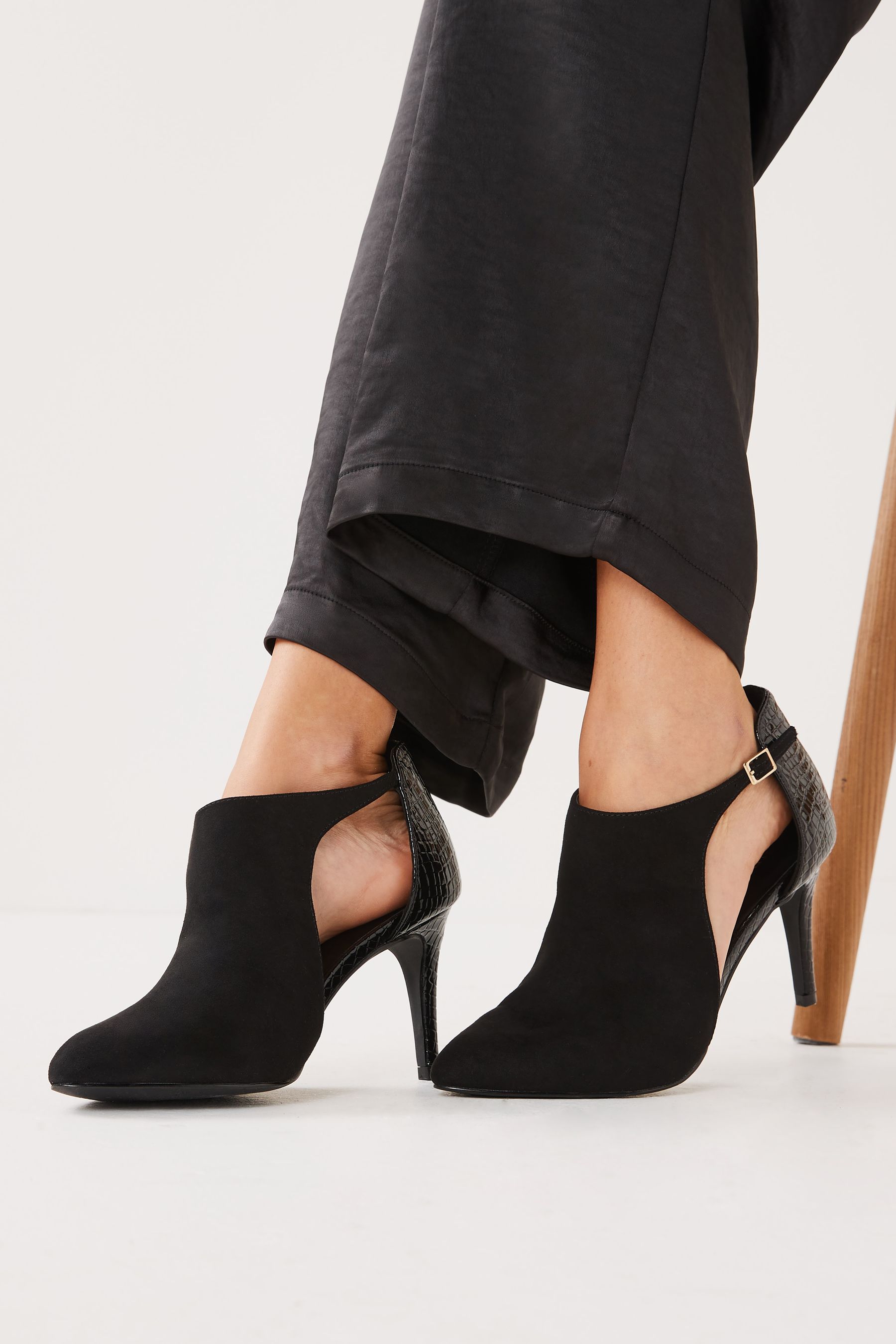 Bottines noires ouvertes sur le coté shop