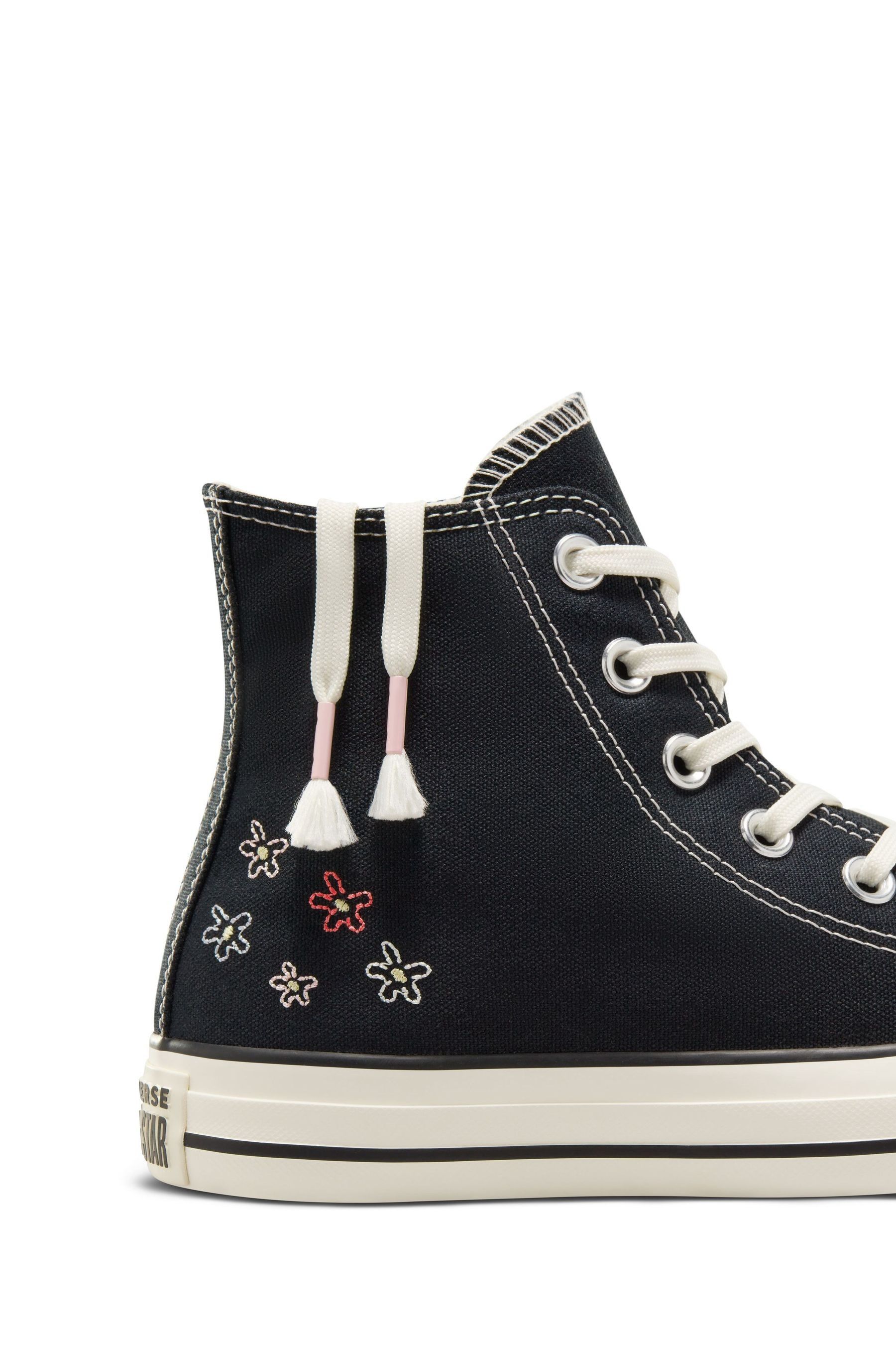 Women in converse 2025
