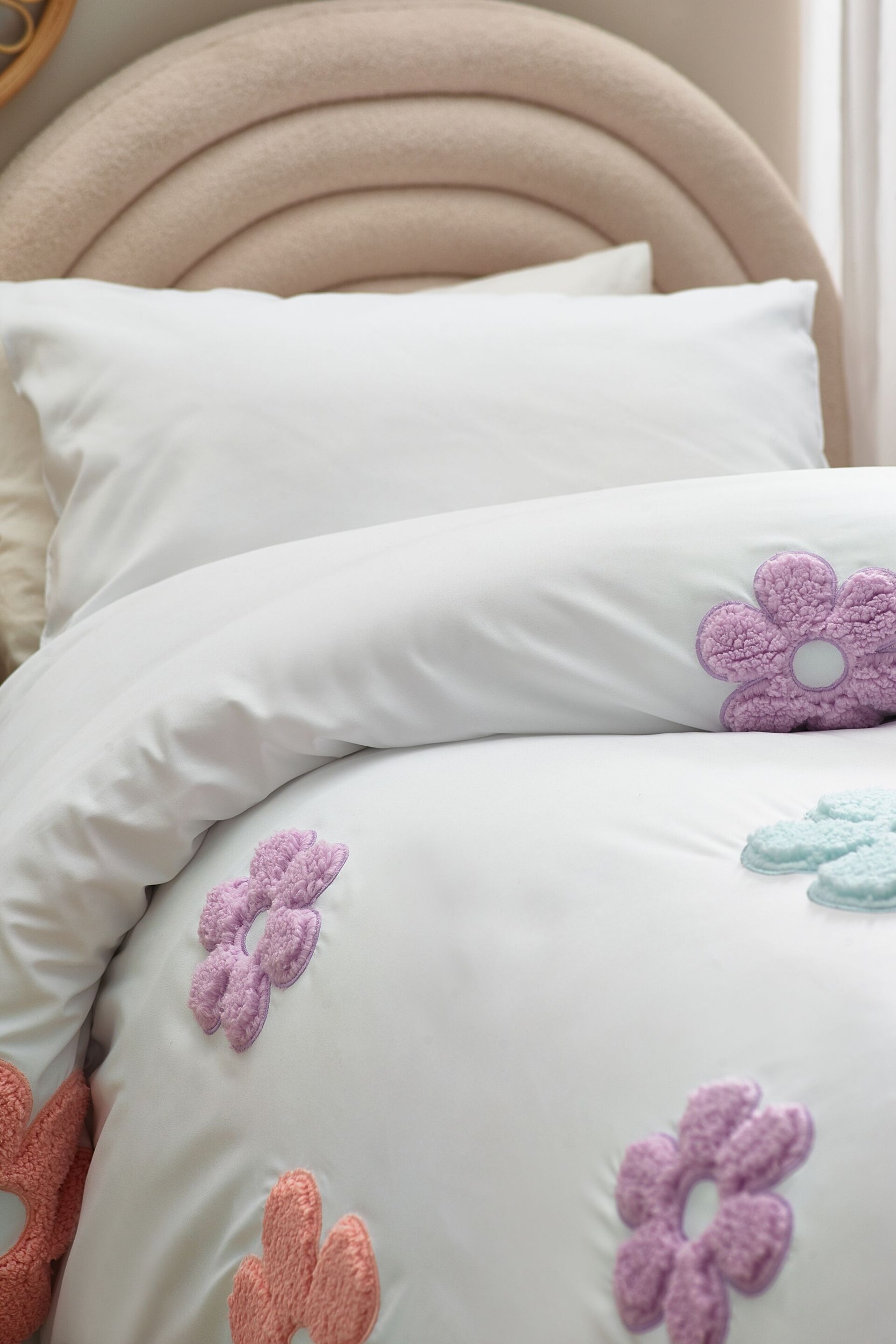 White Appliqué Daisy Flower Duvet Cover and Pillowcase Set - Image 2 of 5