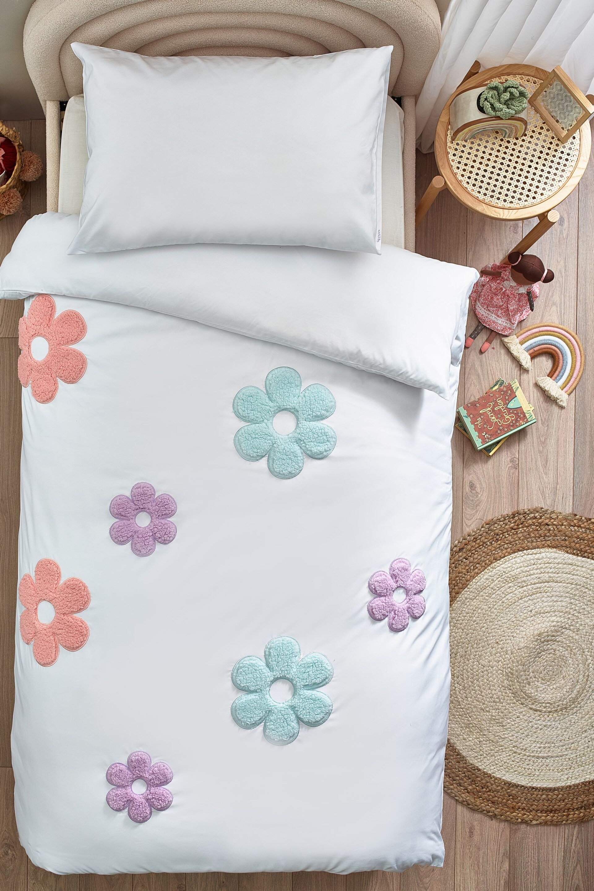 White Appliqué Daisy Flower Duvet Cover and Pillowcase Set - Image 4 of 5