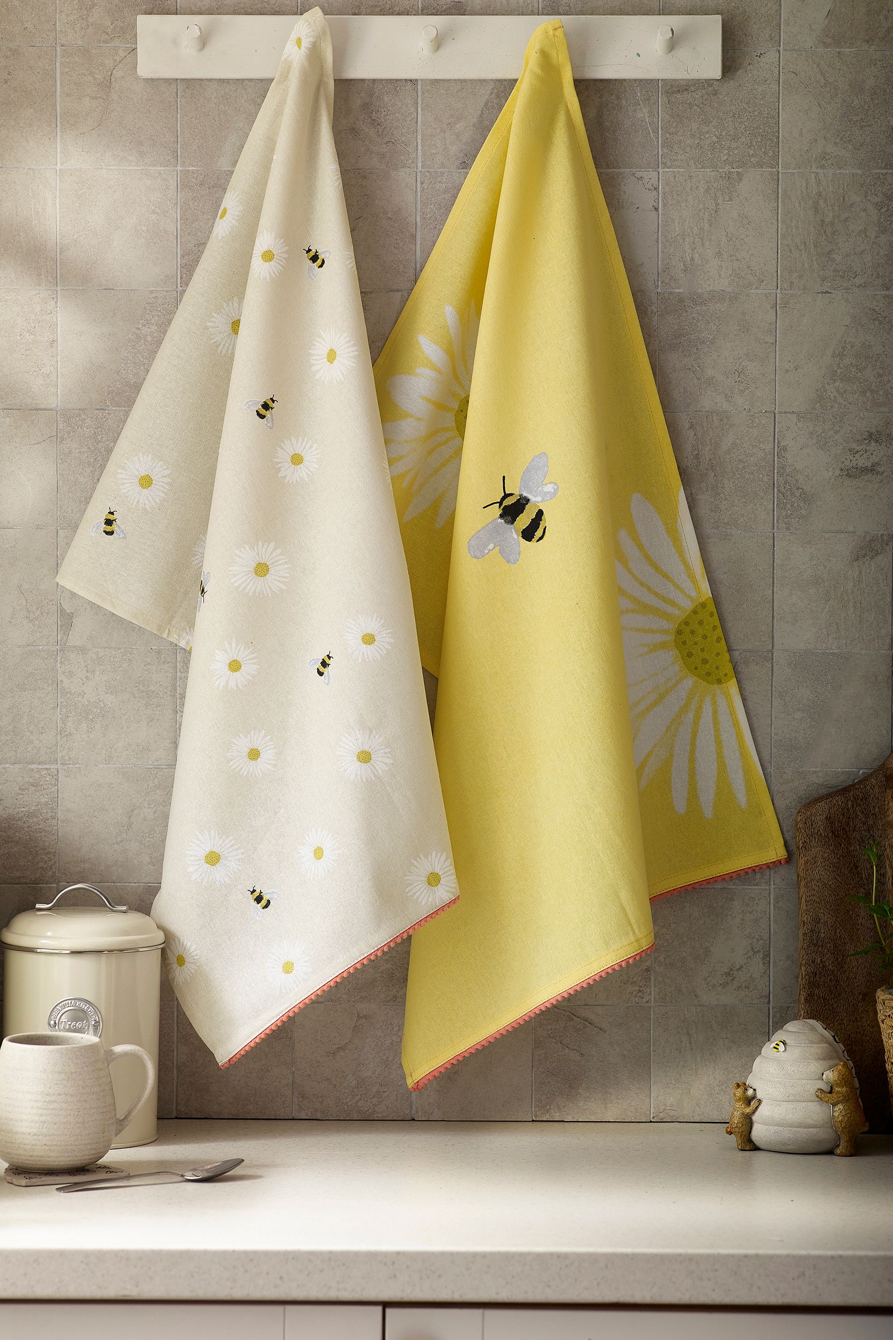 Yellow Bee And Daisy 100 Cotton Tea Towels Set of 2
