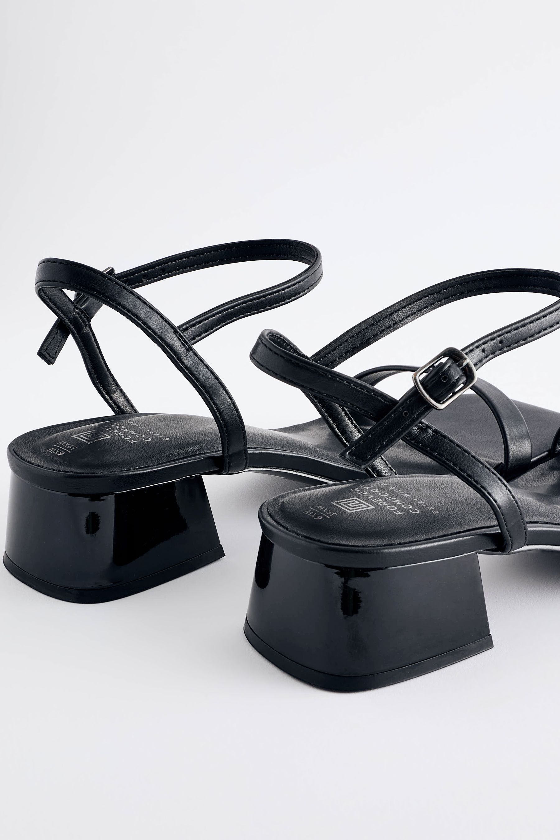 Comfortable black strappy sandals 2025