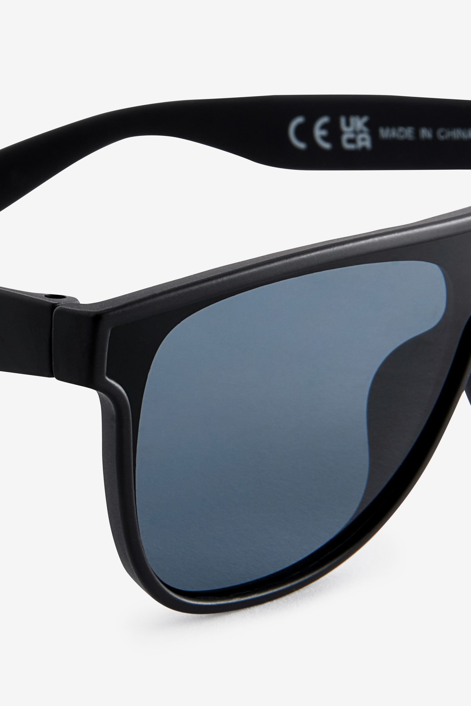 Black Visor Style Sunglasses - Image 3 of 3