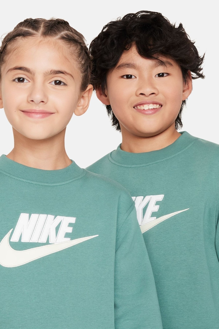 Nike Green Sweatshirt and Shorts Tracksuit Set - Image 9 of 9