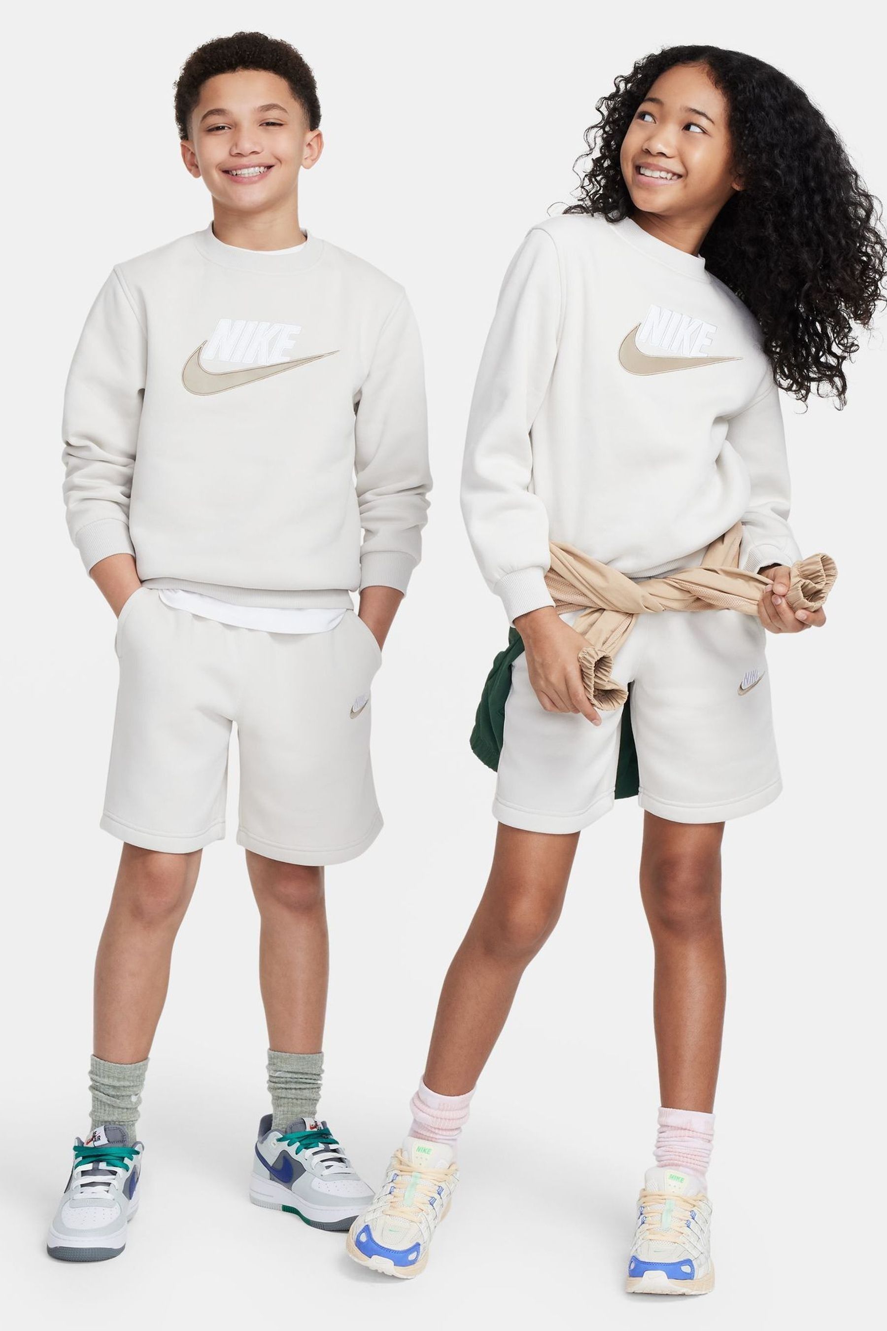 Kaufe Sie Neutral Nike Trainingsanzug mit Sweatshirt und Shorts bei Next Deutschland