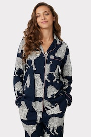 Chelsea Peers Pyjama-Set aus Bio-Baumwolle in Marineblau mit Leopardenmuster - Bild 3 von 5