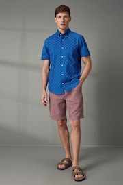 Blue/Pink Seahorse Easy Iron Button Down Short Sleeve Oxford Shirt - Image 2 of 9