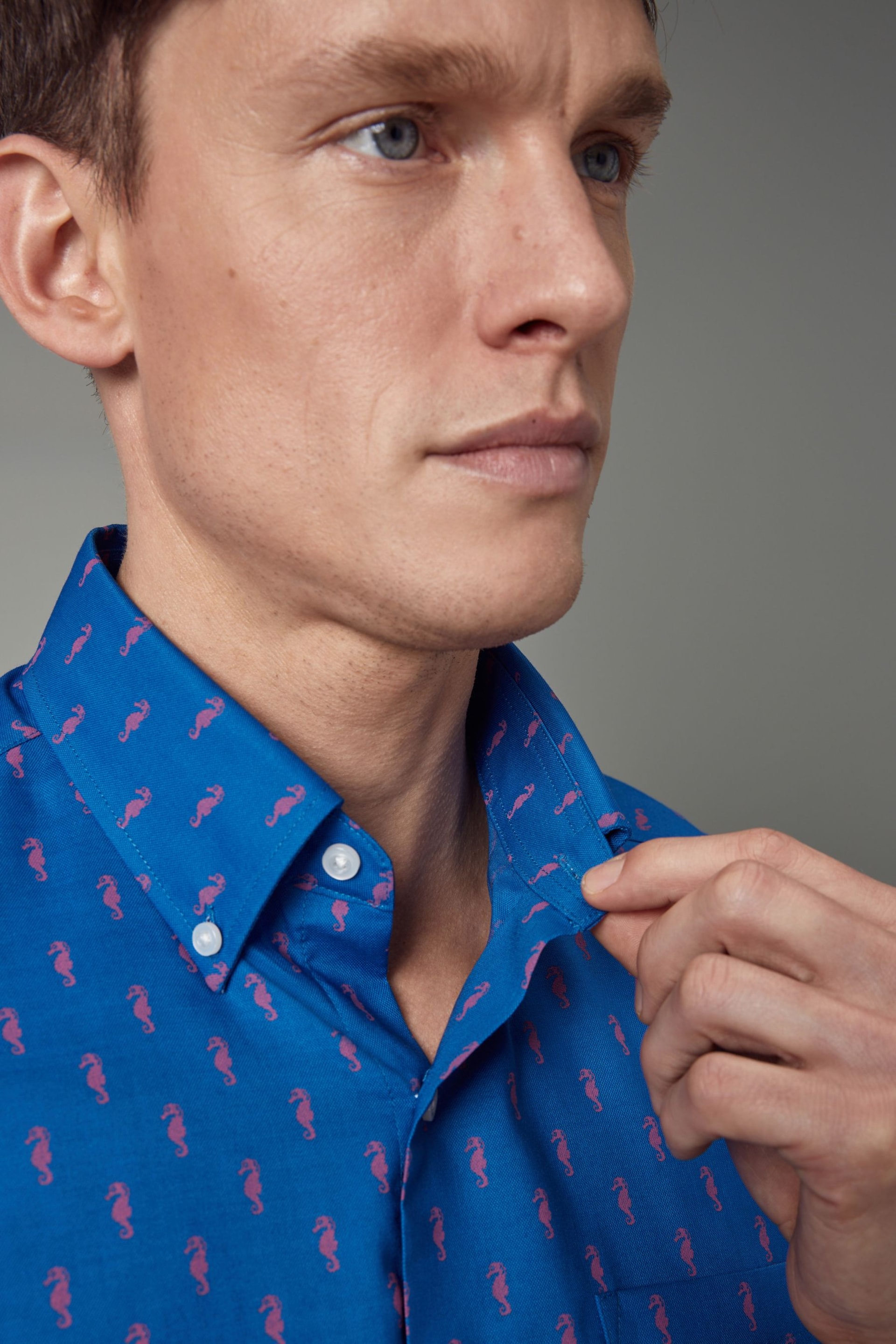 Blue/Pink Seahorse Easy Iron Button Down Short Sleeve Oxford Shirt - Image 5 of 9