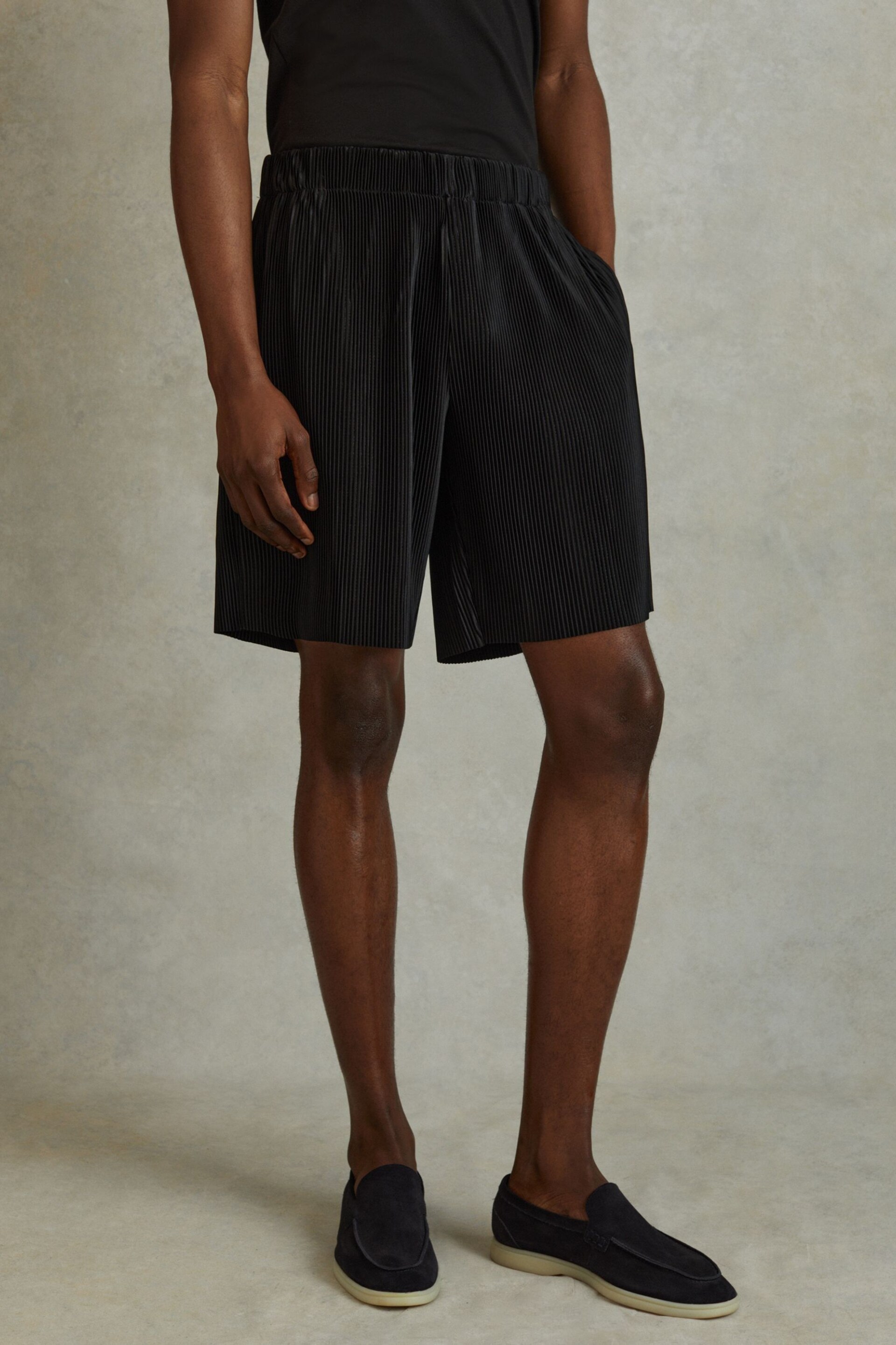 Reiss Black Milos Elasticated Plisse Shorts - Image 3 of 5